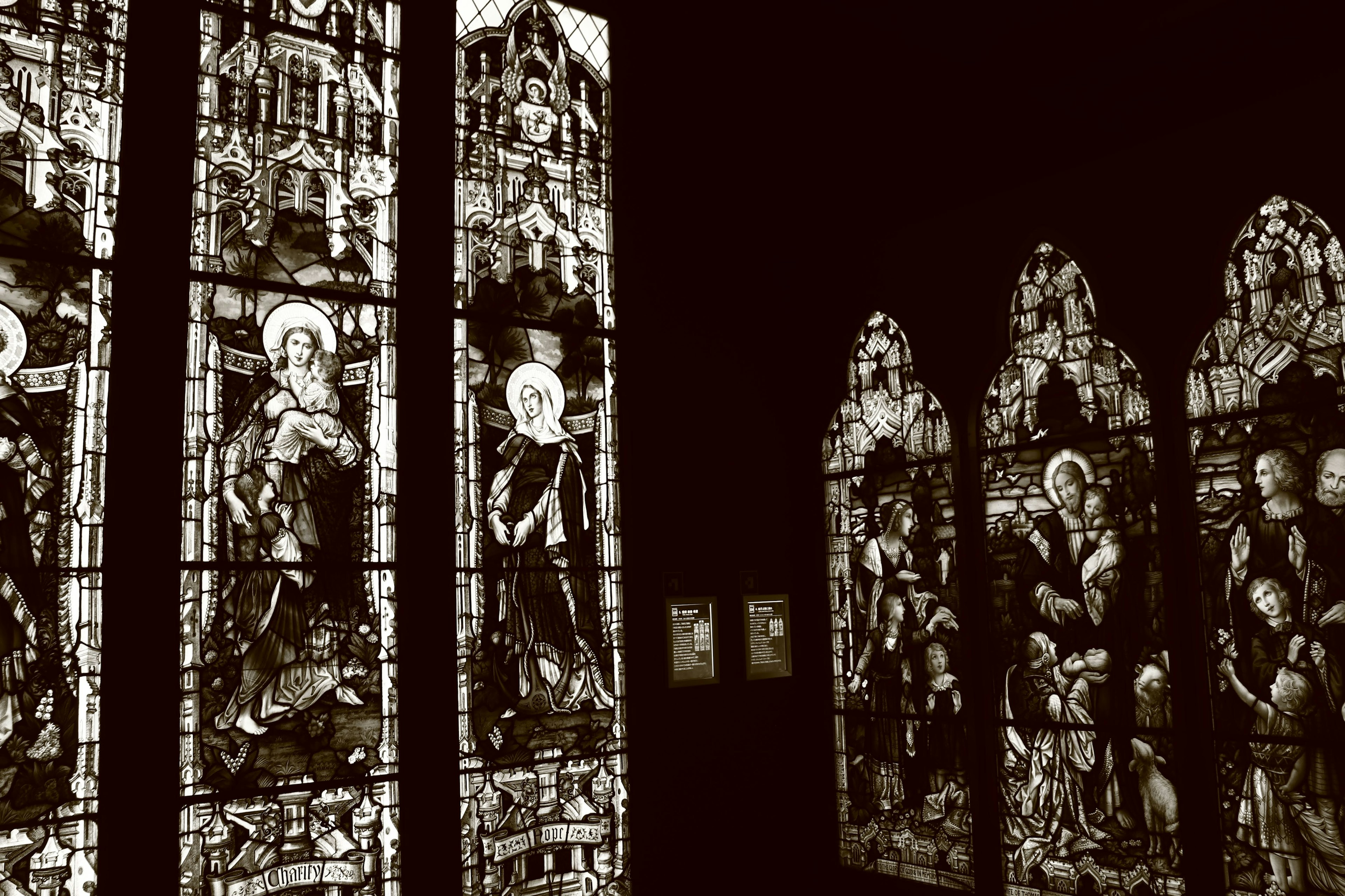 Intérieur d'une église avec de belles fenêtres en vitrail sur fond sombre