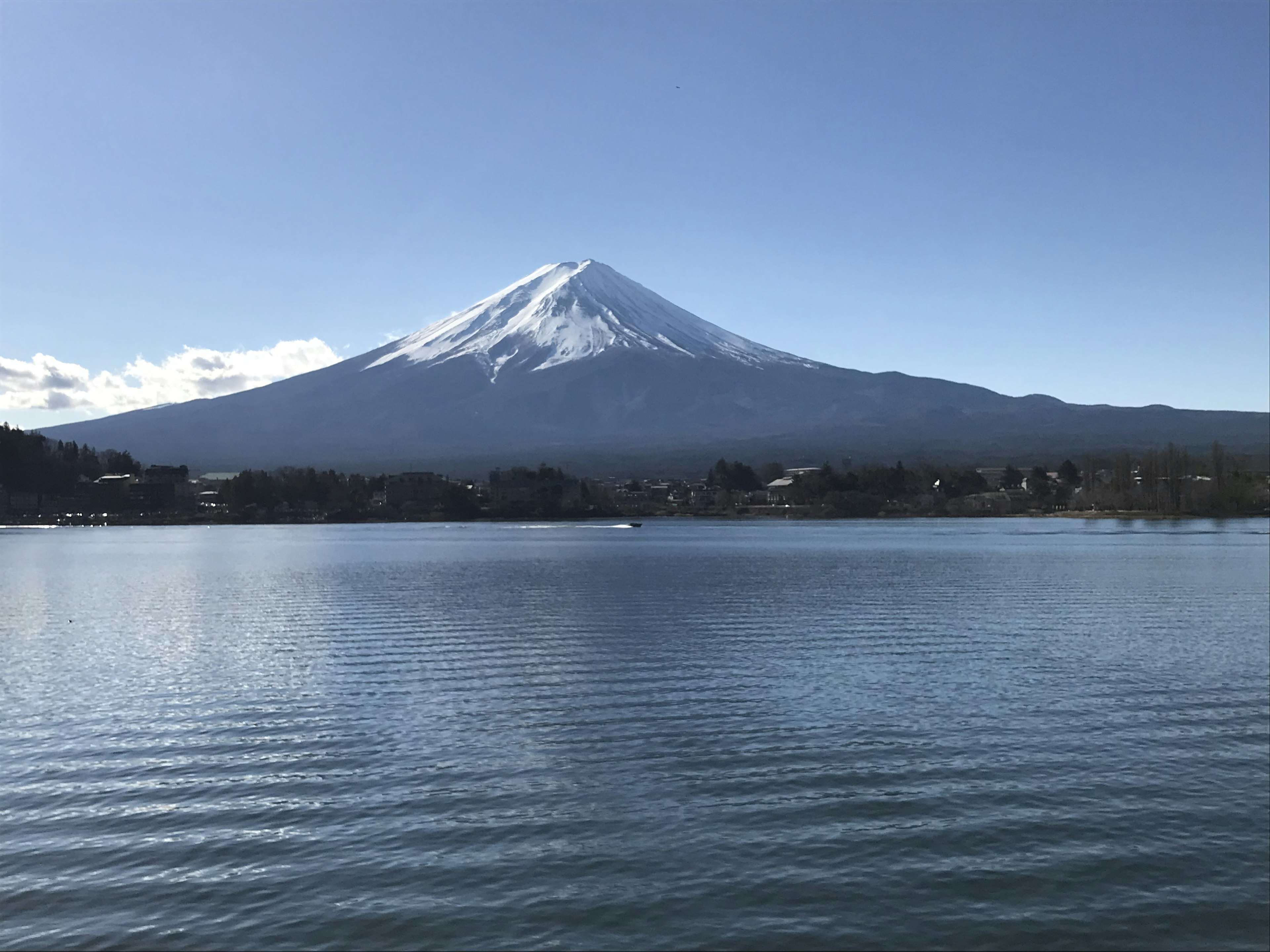 Der Fuji-Berg spiegelt sich auf der Oberfläche eines ruhigen Sees