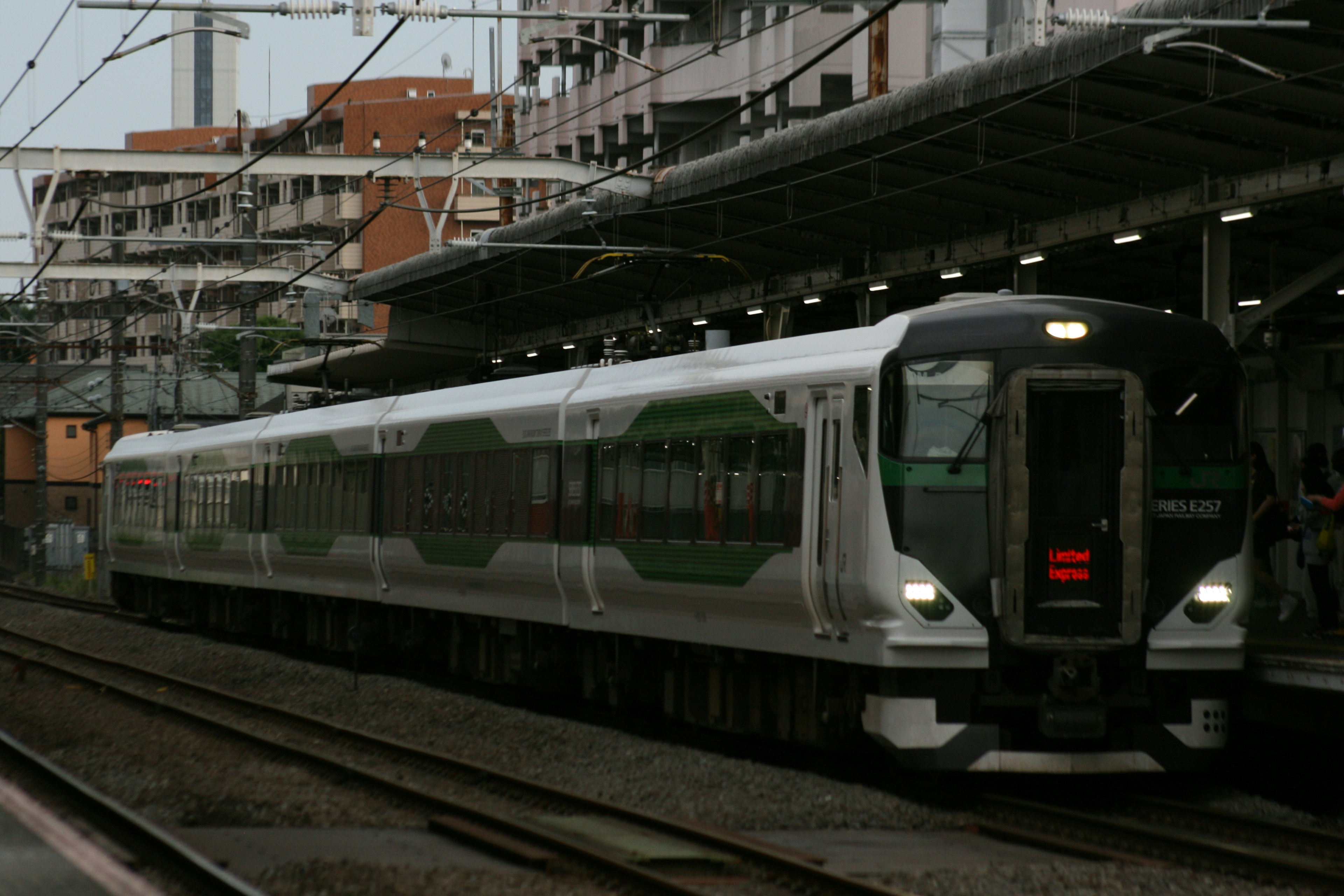 Treno moderno con design elegante in stazione