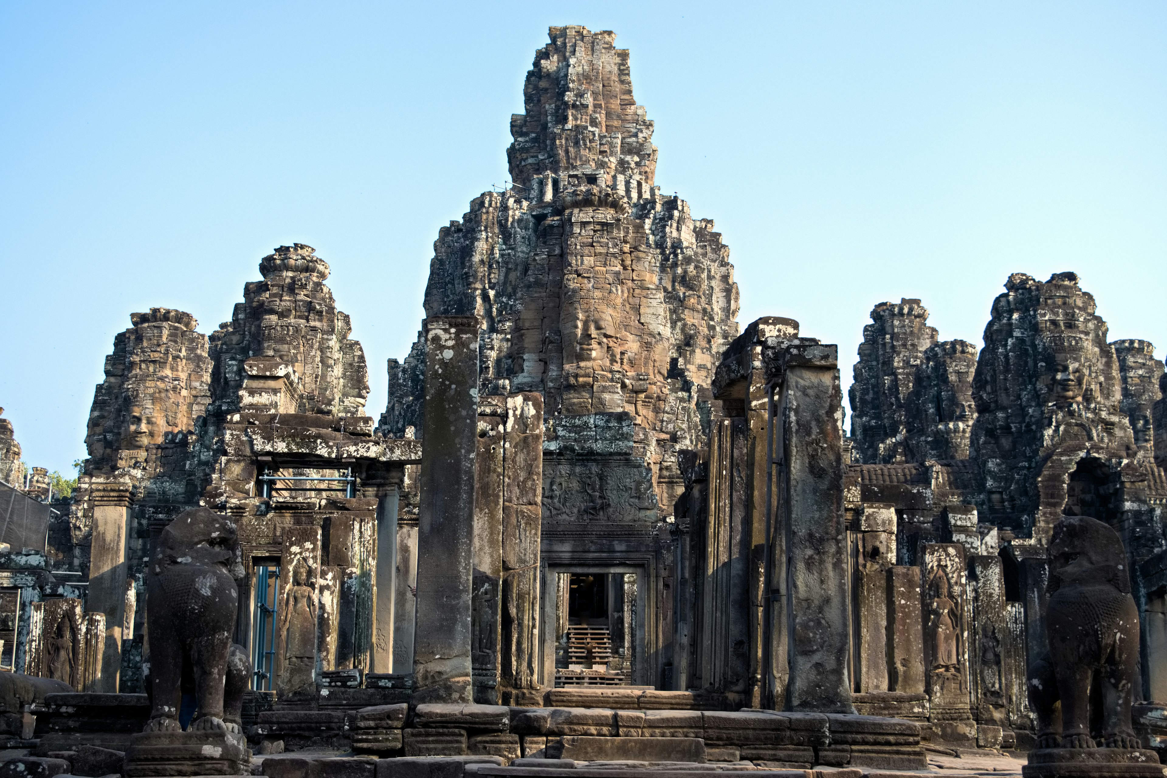 Complejo del templo de Angkor Wat con grandes estructuras de piedra