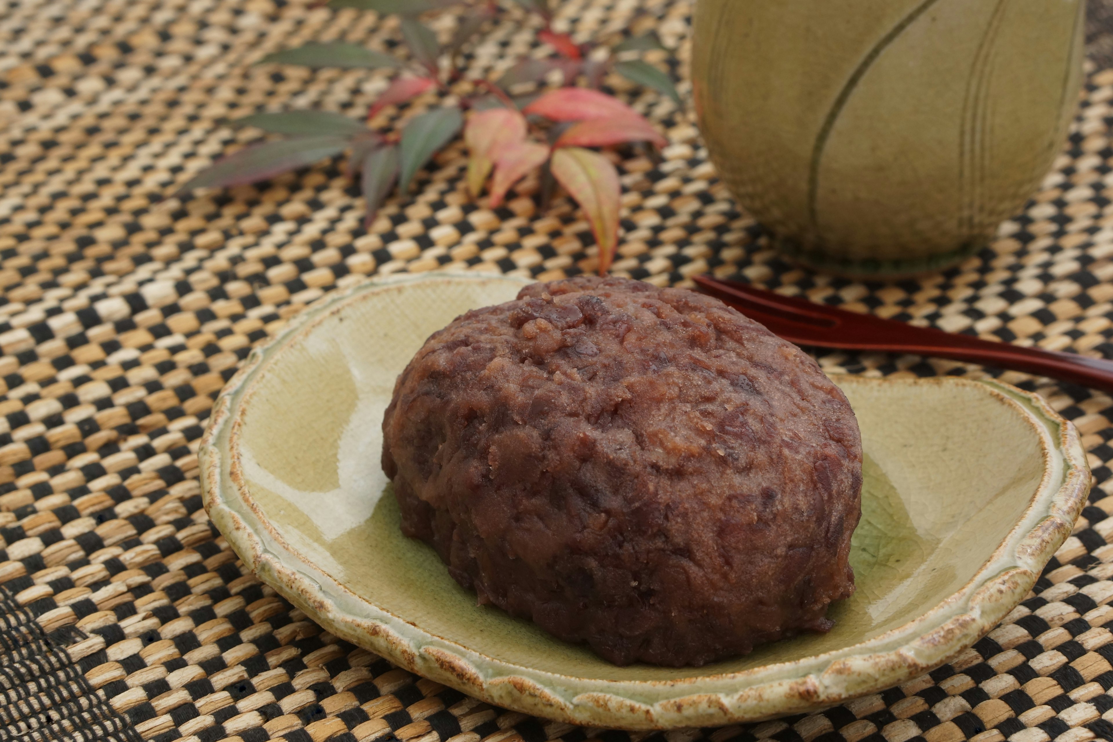 和菓子の一種であるあんこが盛り付けられた皿と周囲の自然な装飾