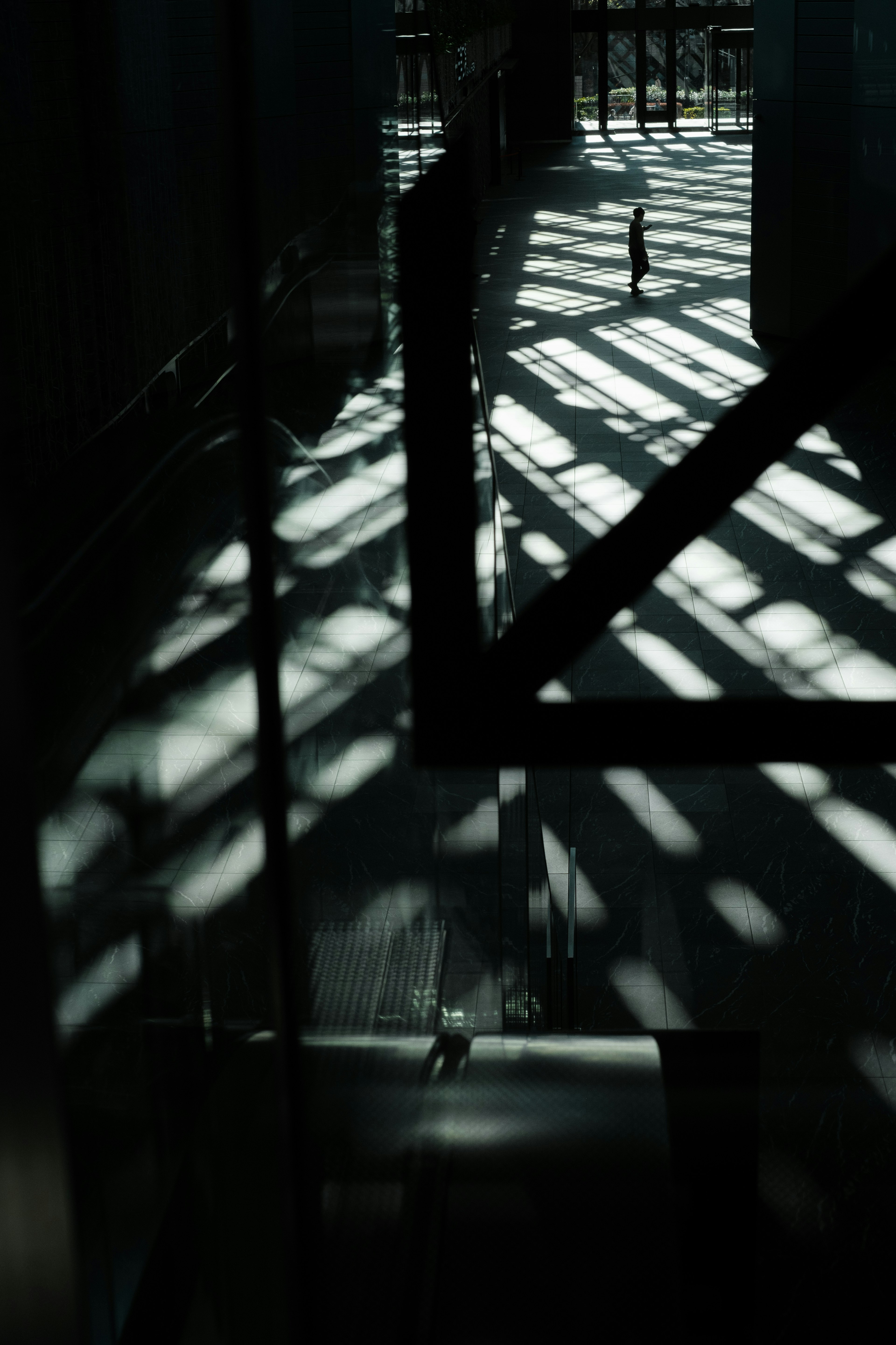 Ein beeindruckendes Bild von Licht- und Schattenkontrast in einer dunklen Umgebung