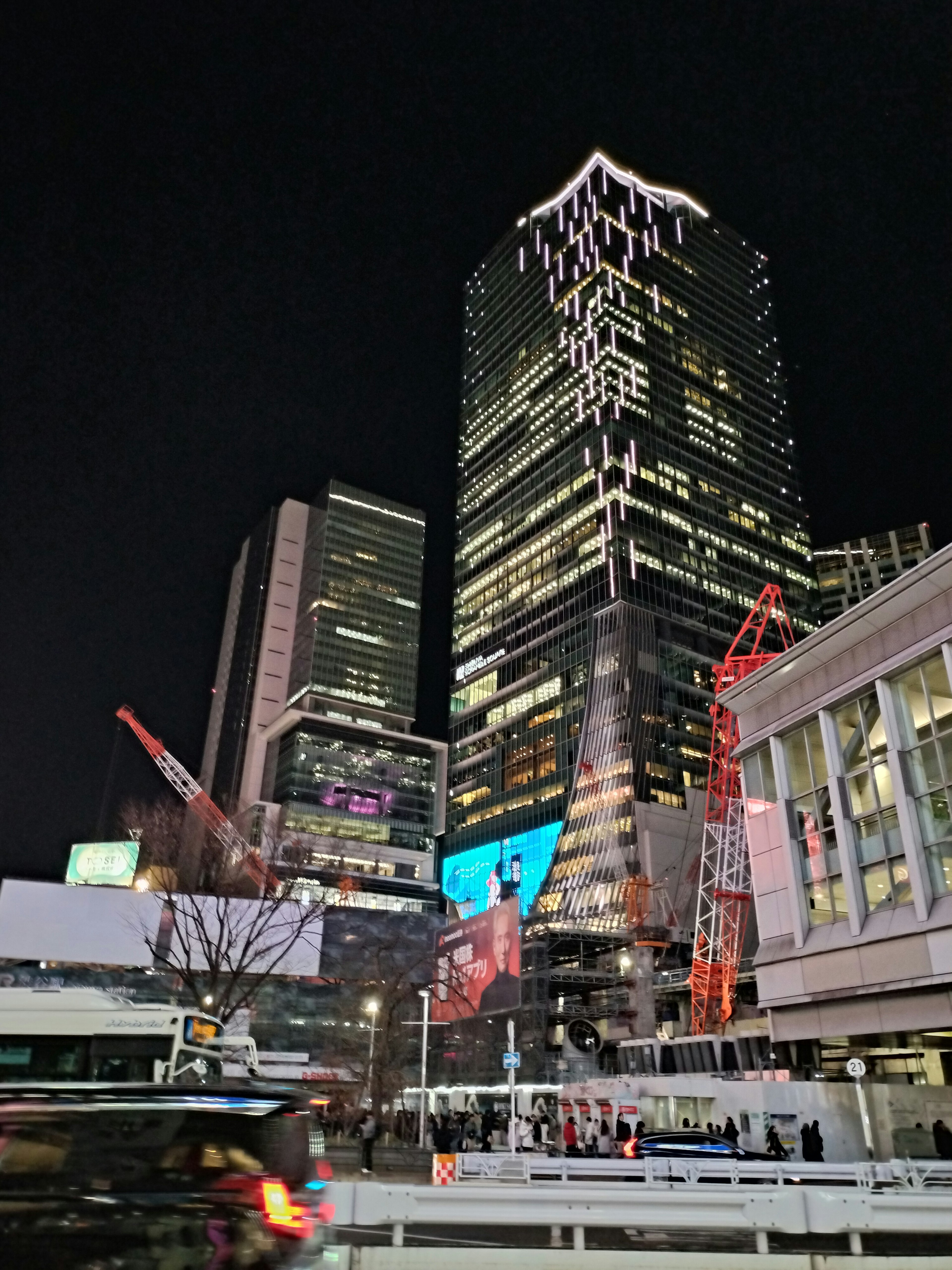 夜の都市景観で高層ビルがライトアップされている様子