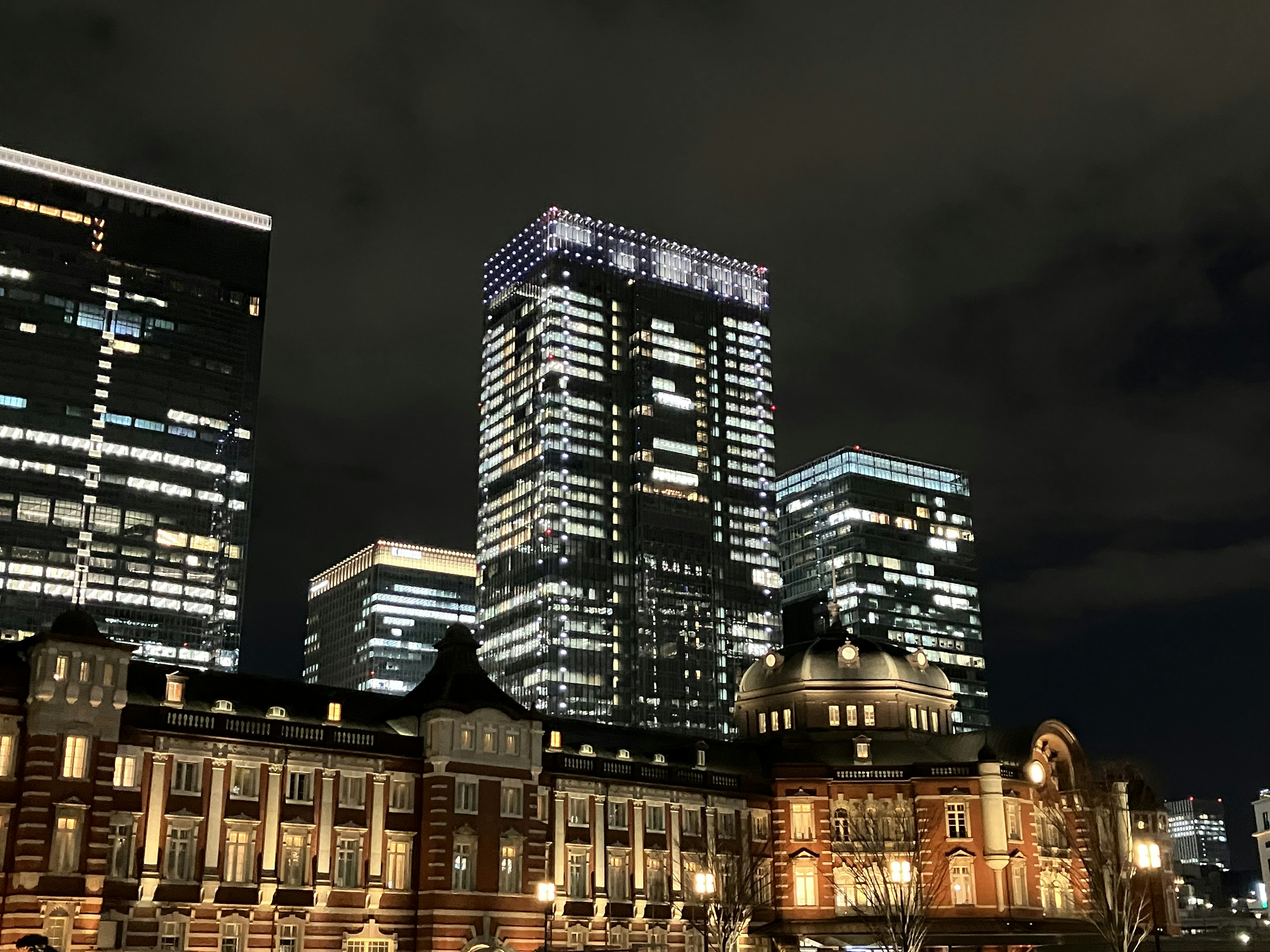 Kontras antara Stasiun Tokyo dan gedung pencakar langit di malam hari