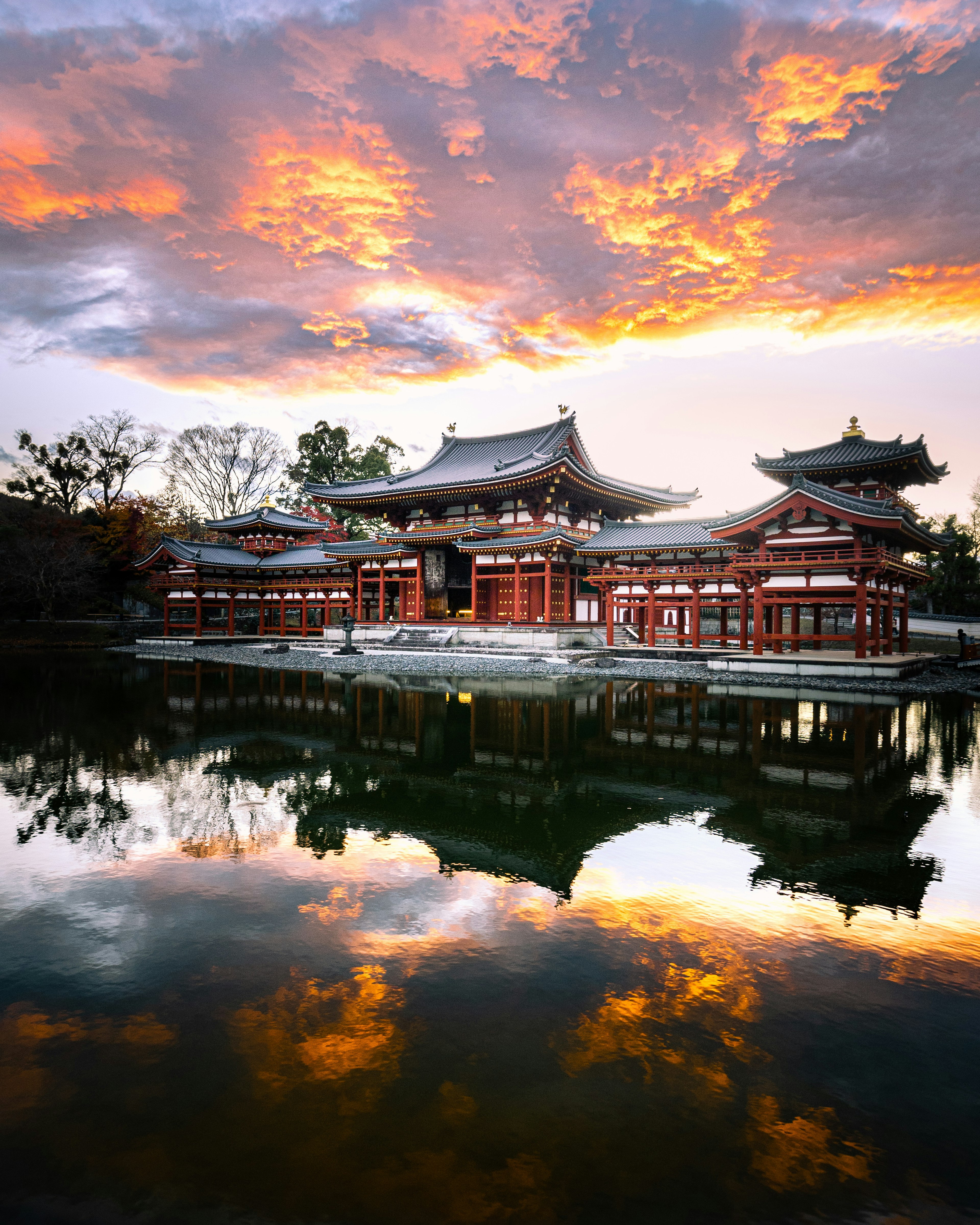 Templo Byodoin reflejado en el agua durante un impresionante atardecer