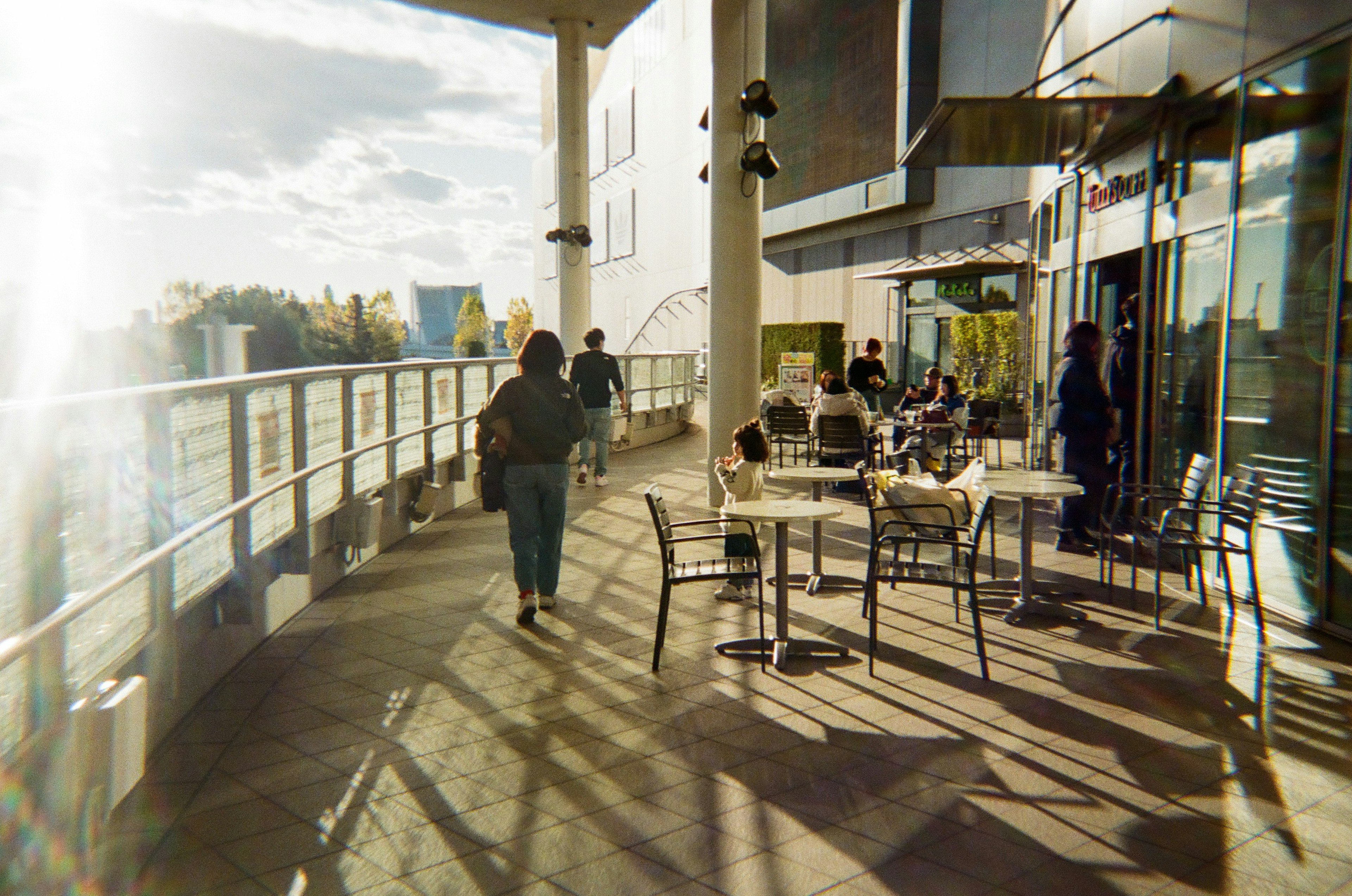 Scène de café en plein air avec des gens profitant de la terrasse