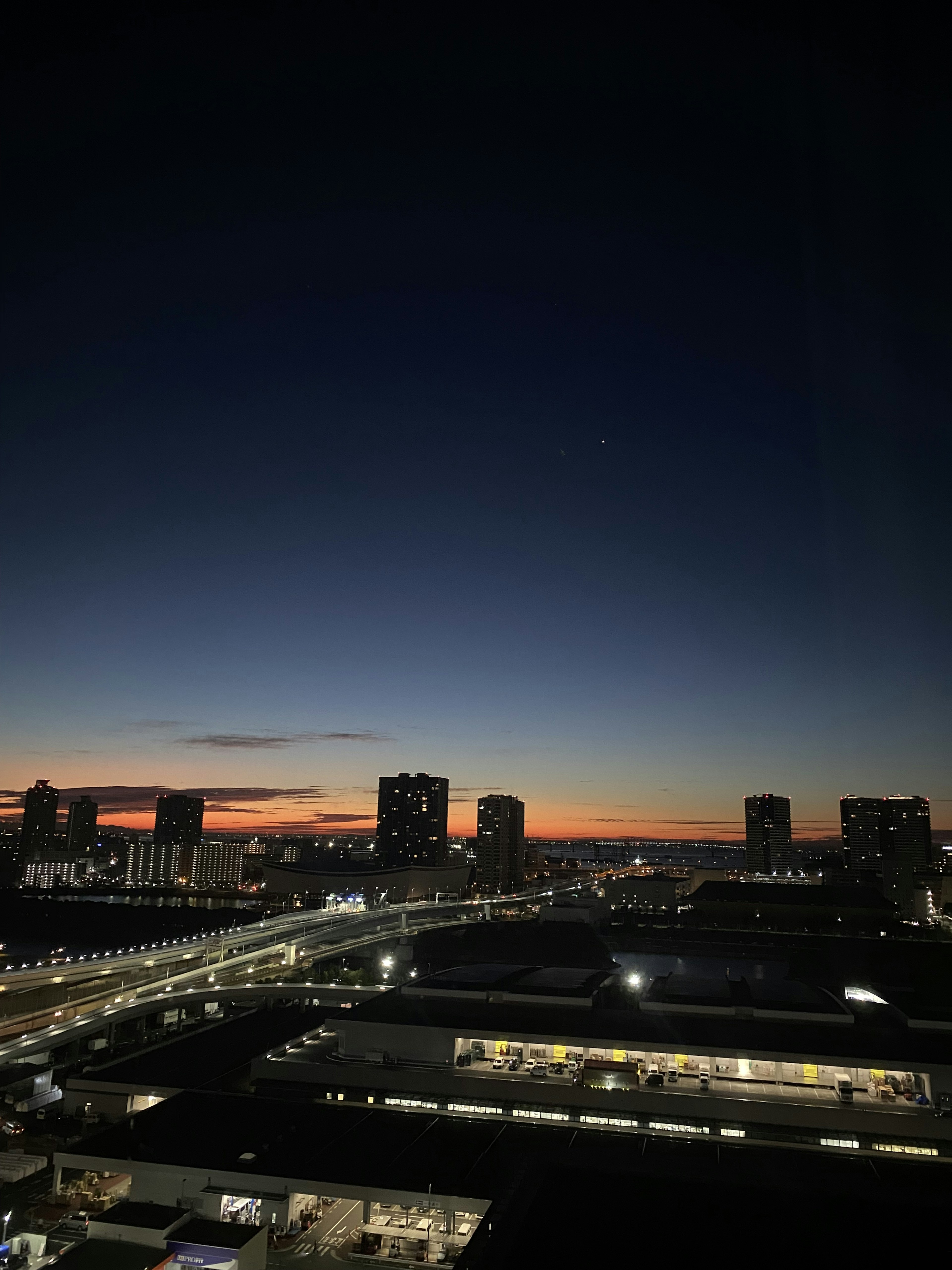 Magnifique ciel de coucher de soleil sur la ligne d'horizon d'une ville la nuit