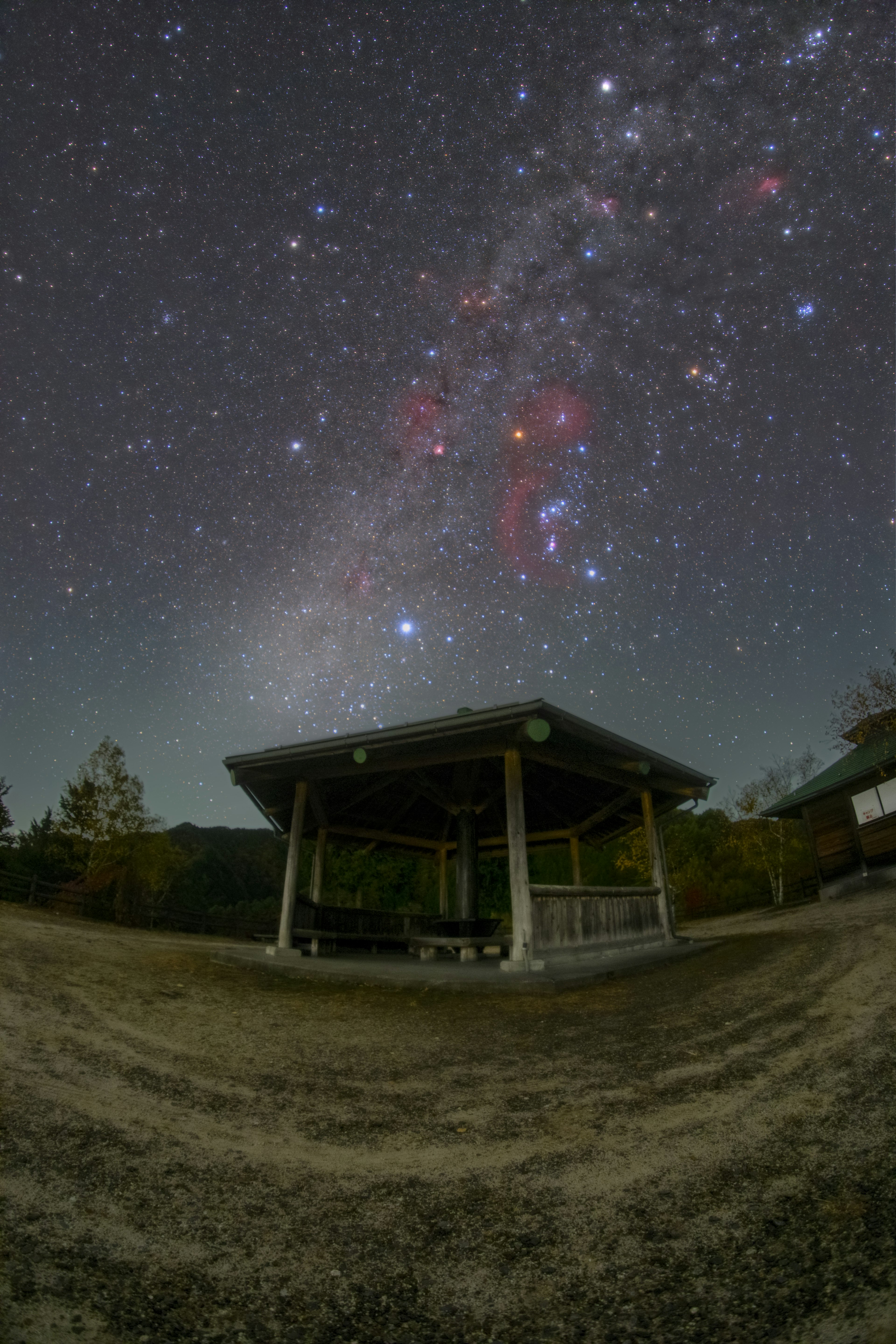 夜空に広がる星々とその下のパビリオン