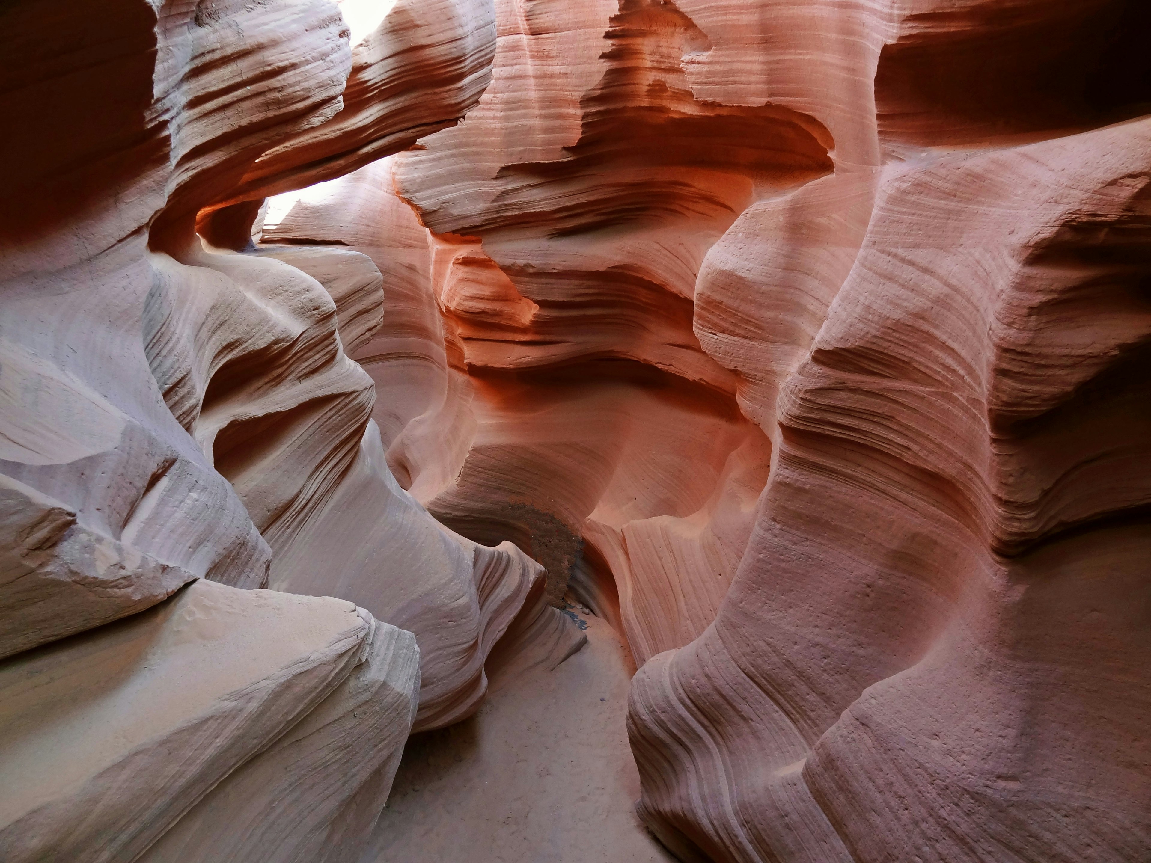 Canyon Antelope dengan formasi batuan berlapis yang menakjubkan dan dinding melengkung