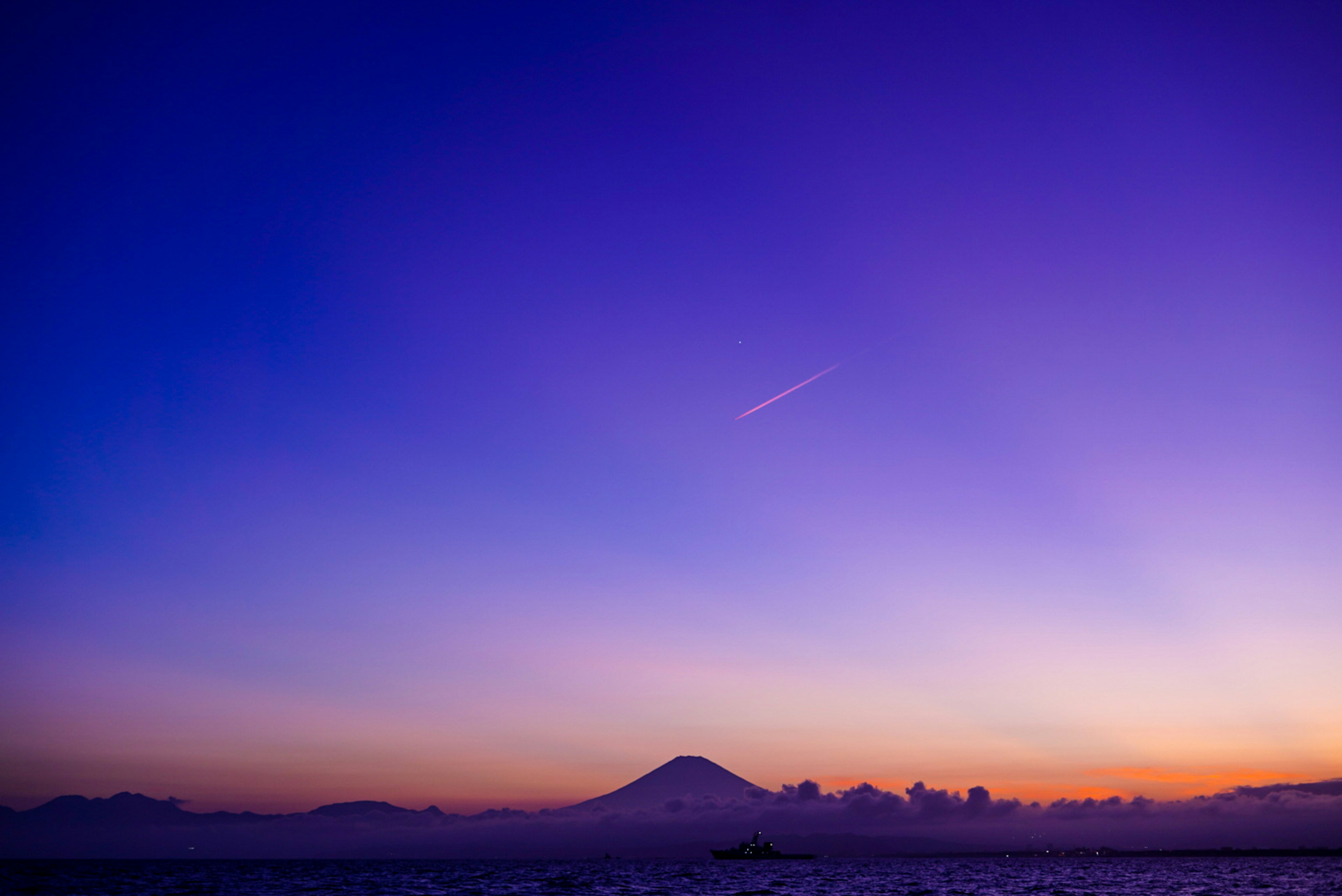 Schöner lila Himmel mit Bergsilhouette