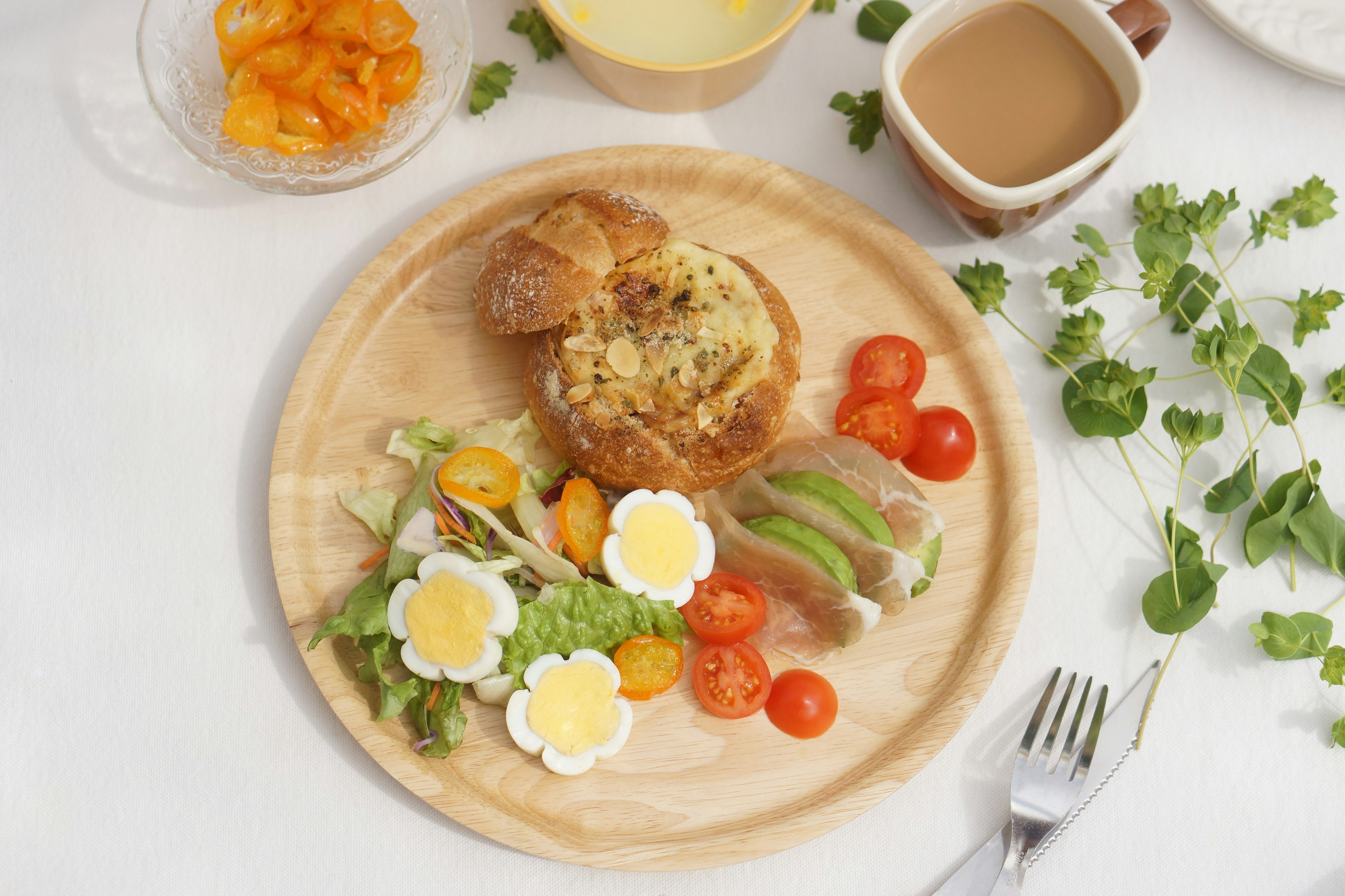 Un plato de desayuno delicioso con huevos, tomates, ensalada y pan