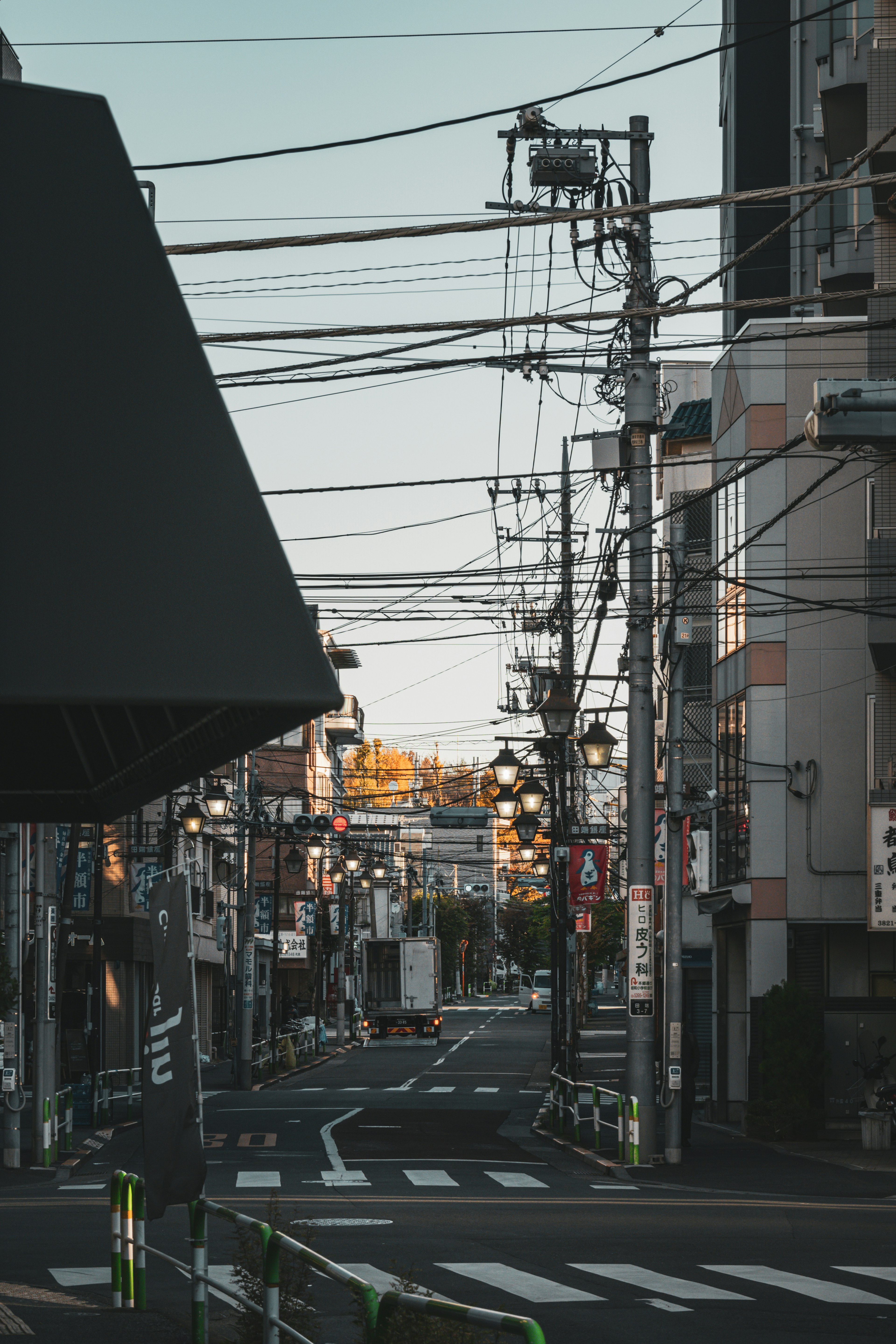 Scène de rue calme avec des lignes électriques au-dessus