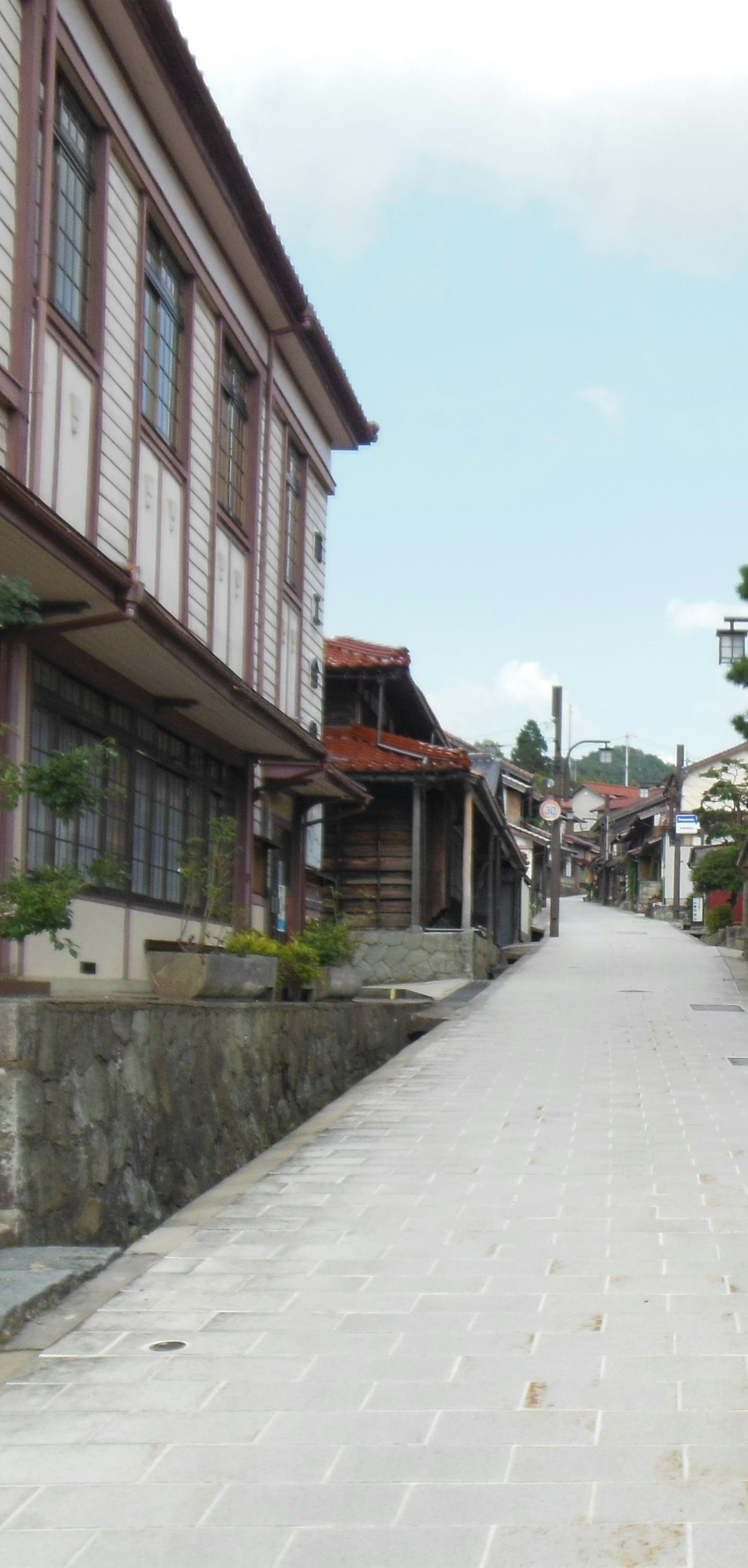 Jalan berbatu tenang dengan bangunan tradisional