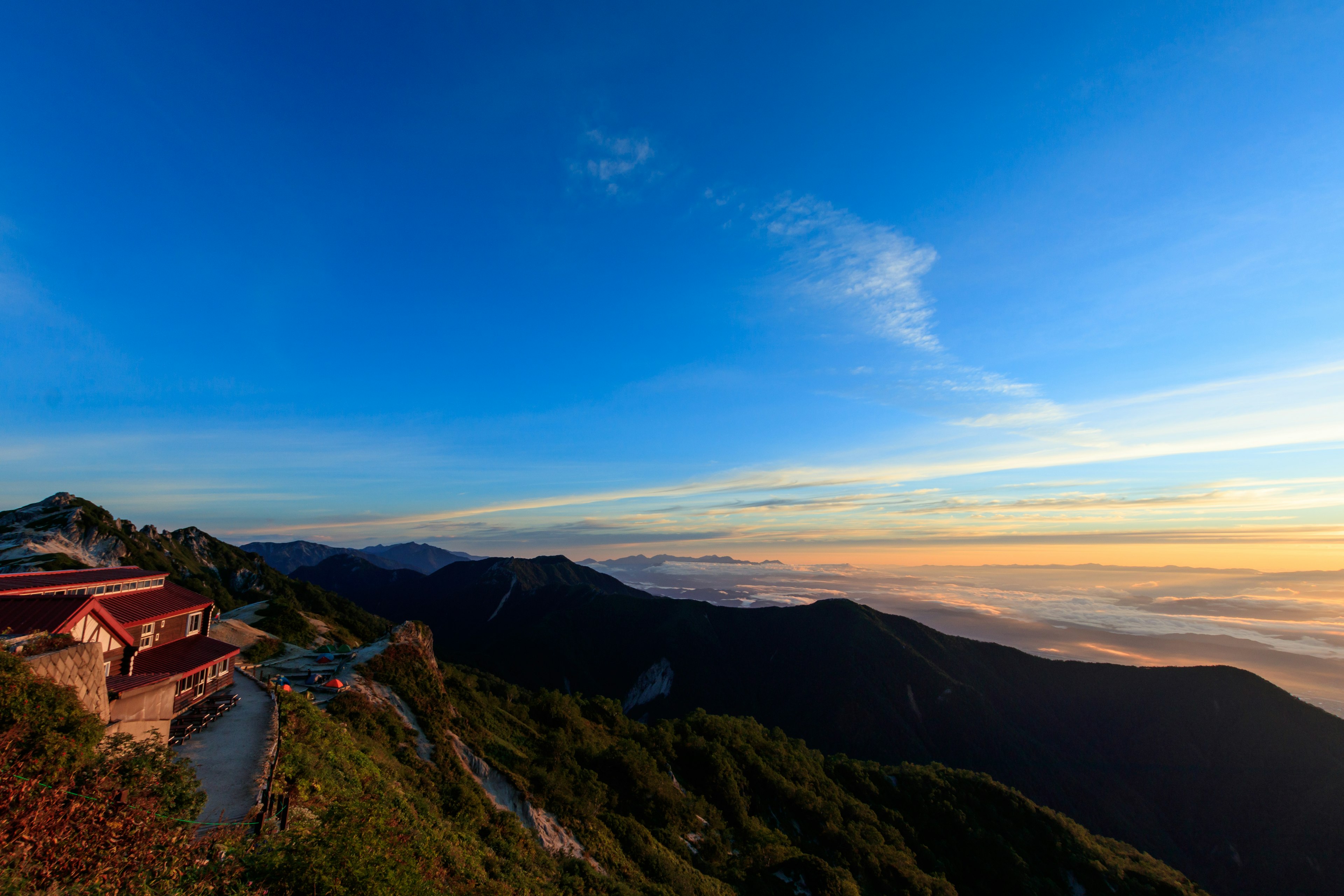 Pemandangan indah dengan langit biru dan pegunungan warna matahari terbenam yang menakjubkan