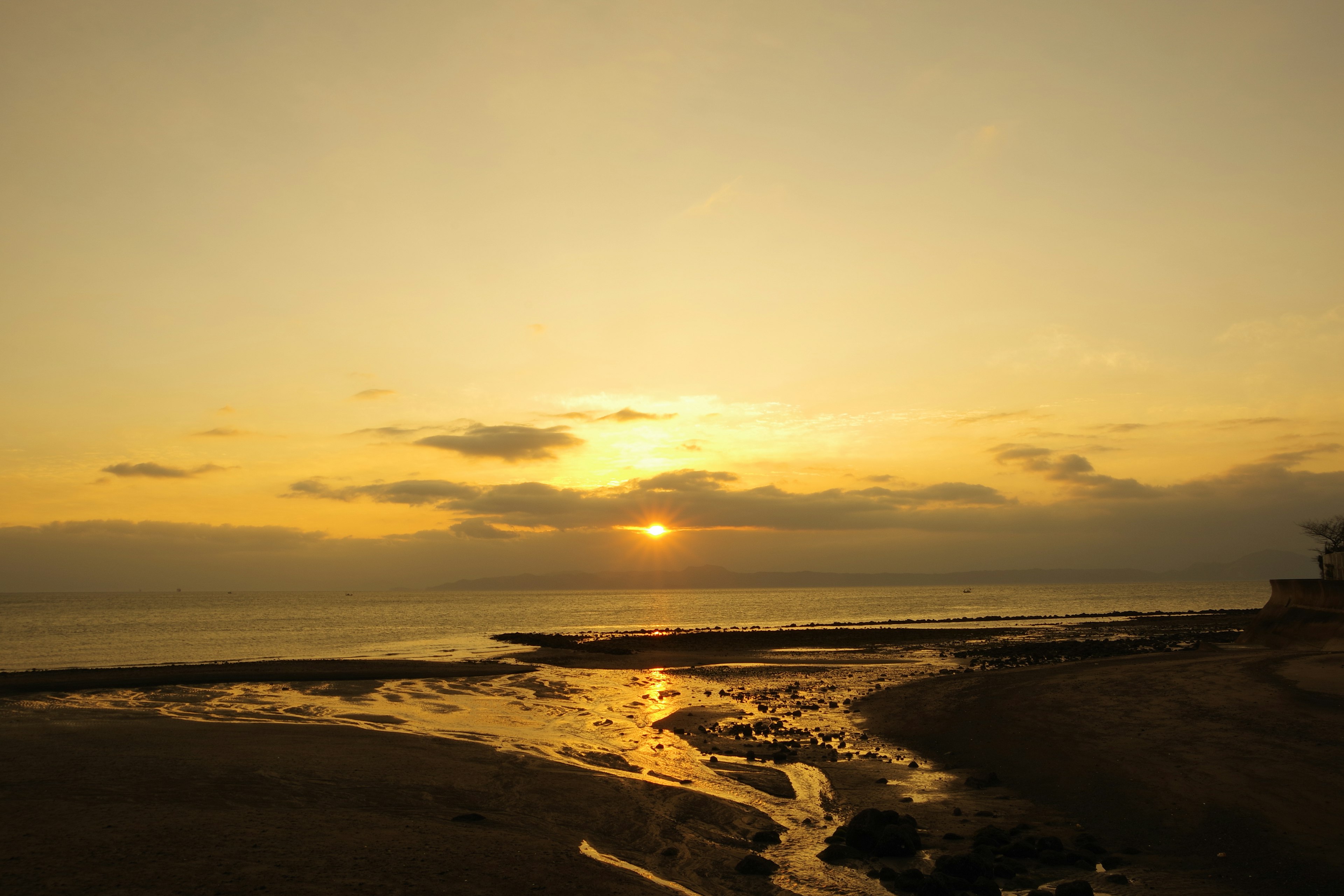 Szenische Aussicht auf das Meer und den Sonnenuntergang ruhige Wellen und goldenes Licht