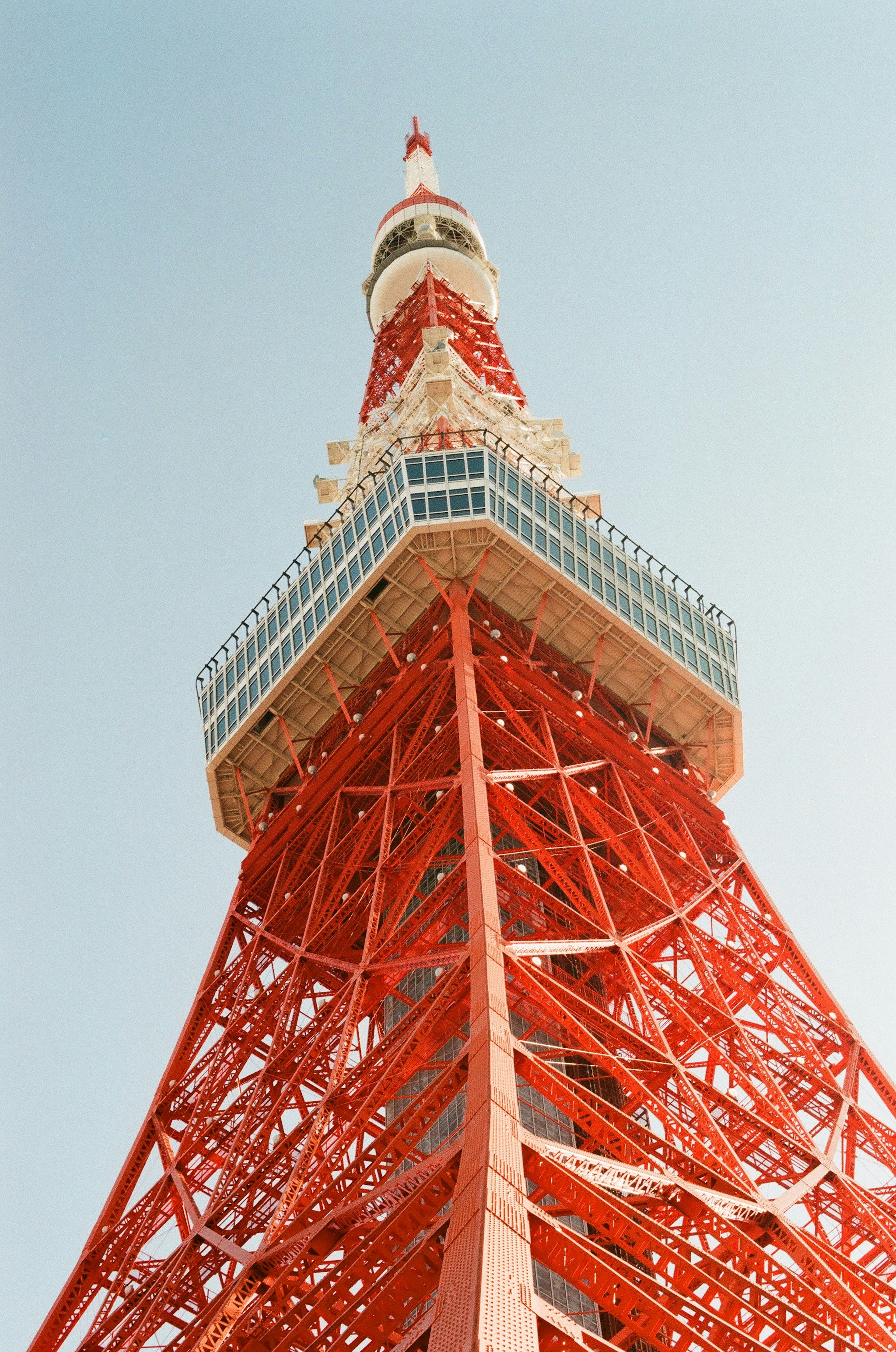 Tokio Tower zeigt ihre rote Struktur vor blauem Himmel