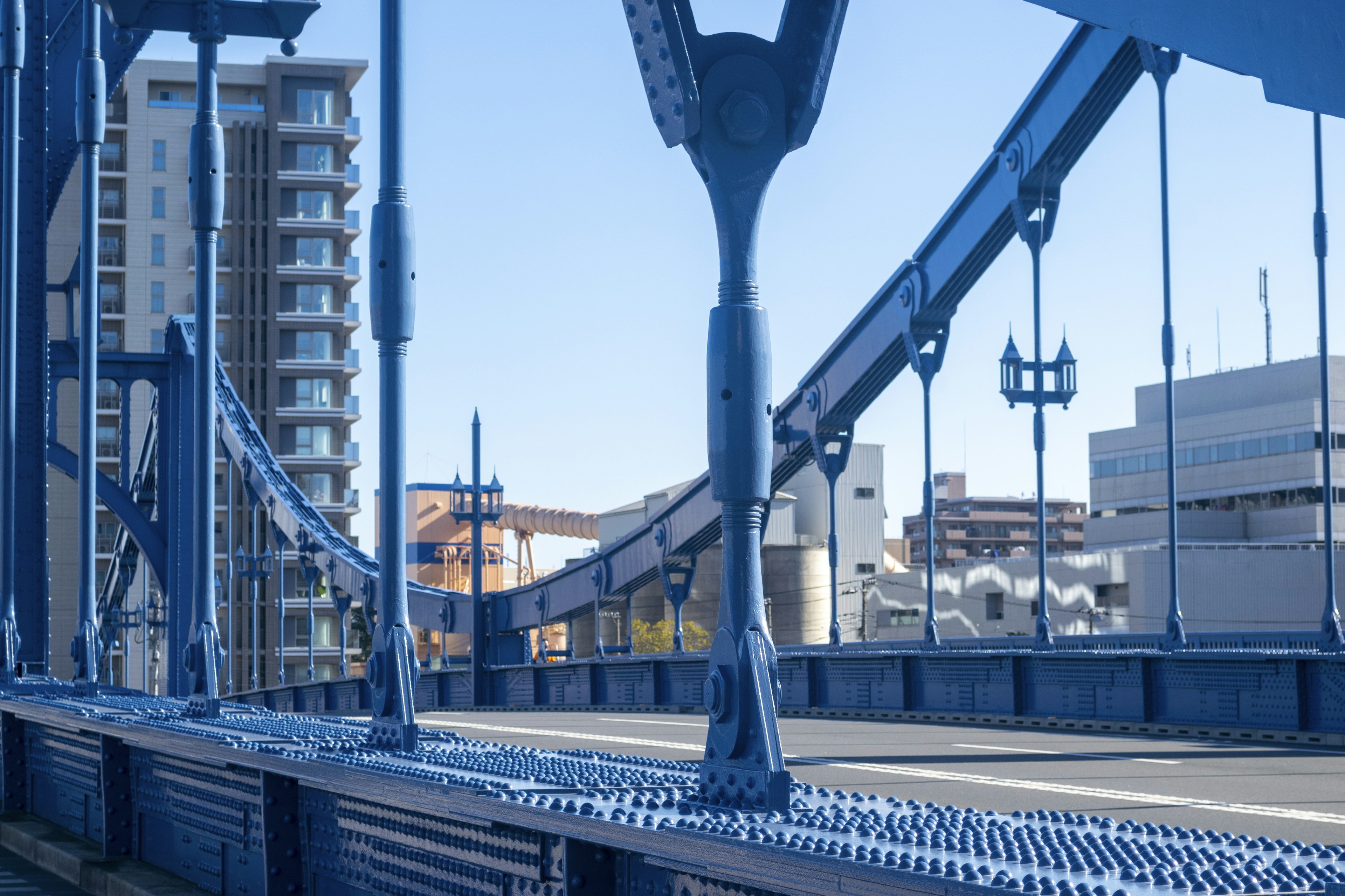 Struttura del ponte blu con edifici visibili sullo sfondo