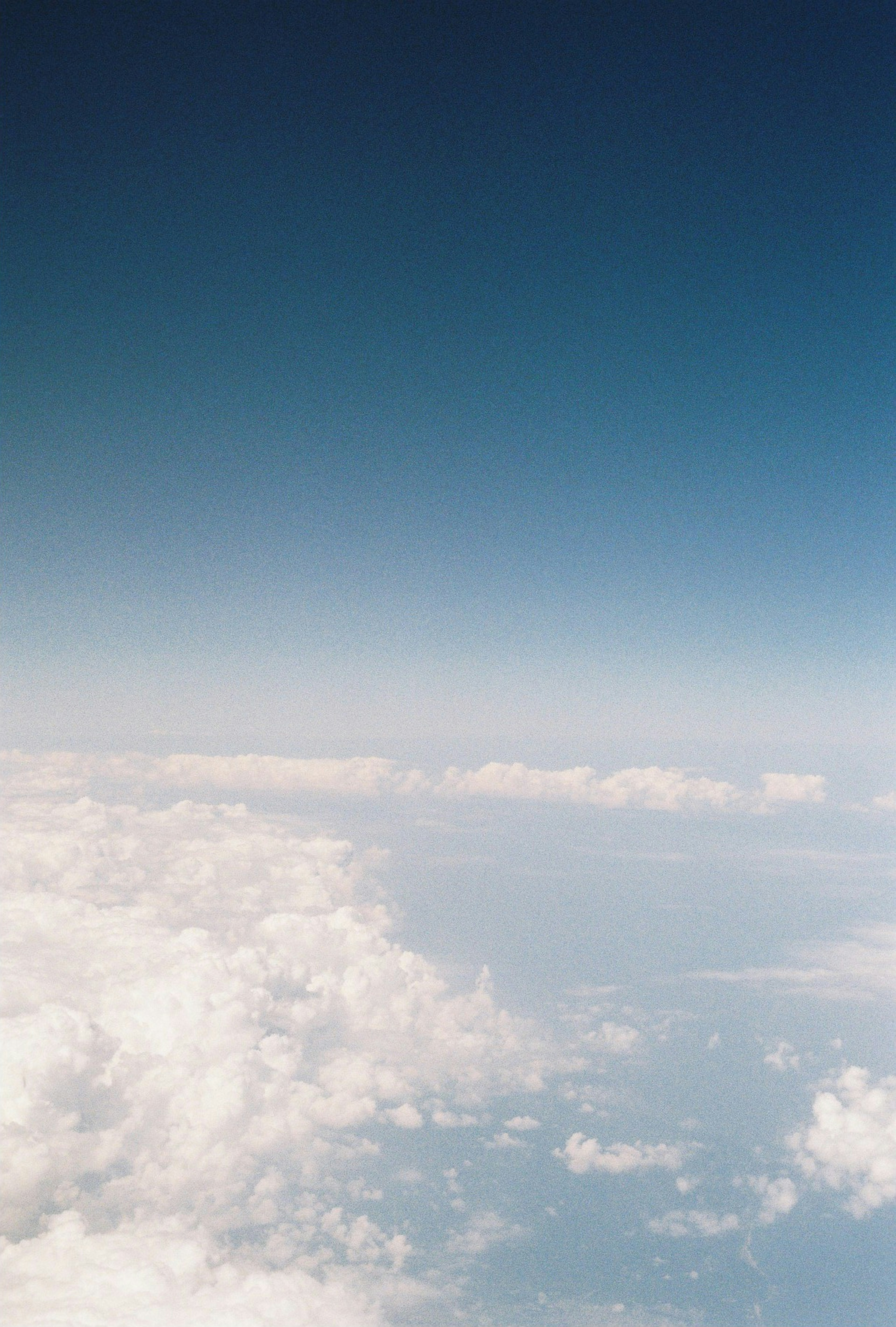 Hermosa vista del cielo azul y nubes blancas