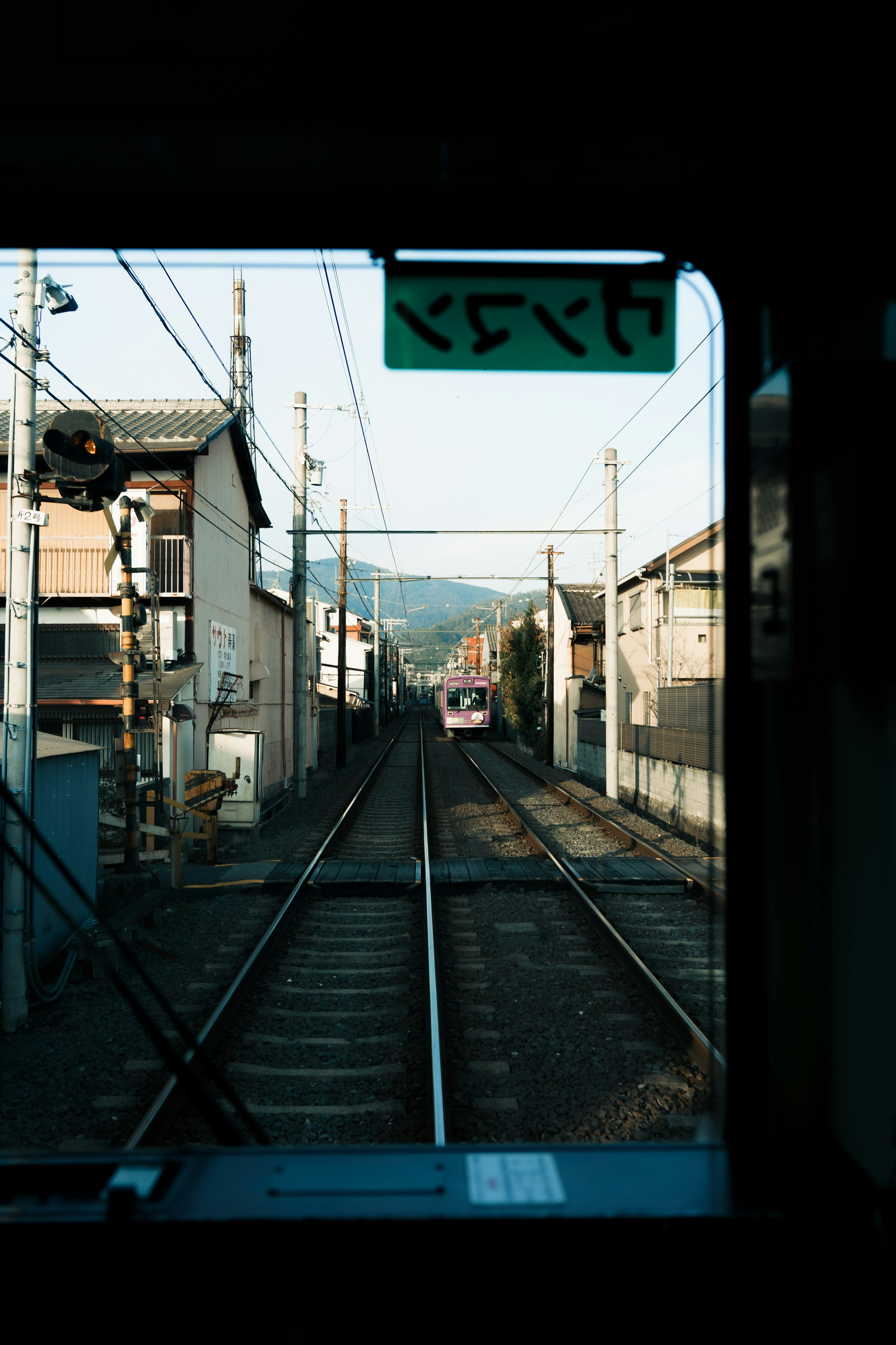 Vista dei binari e del paesaggio da una finestra del treno