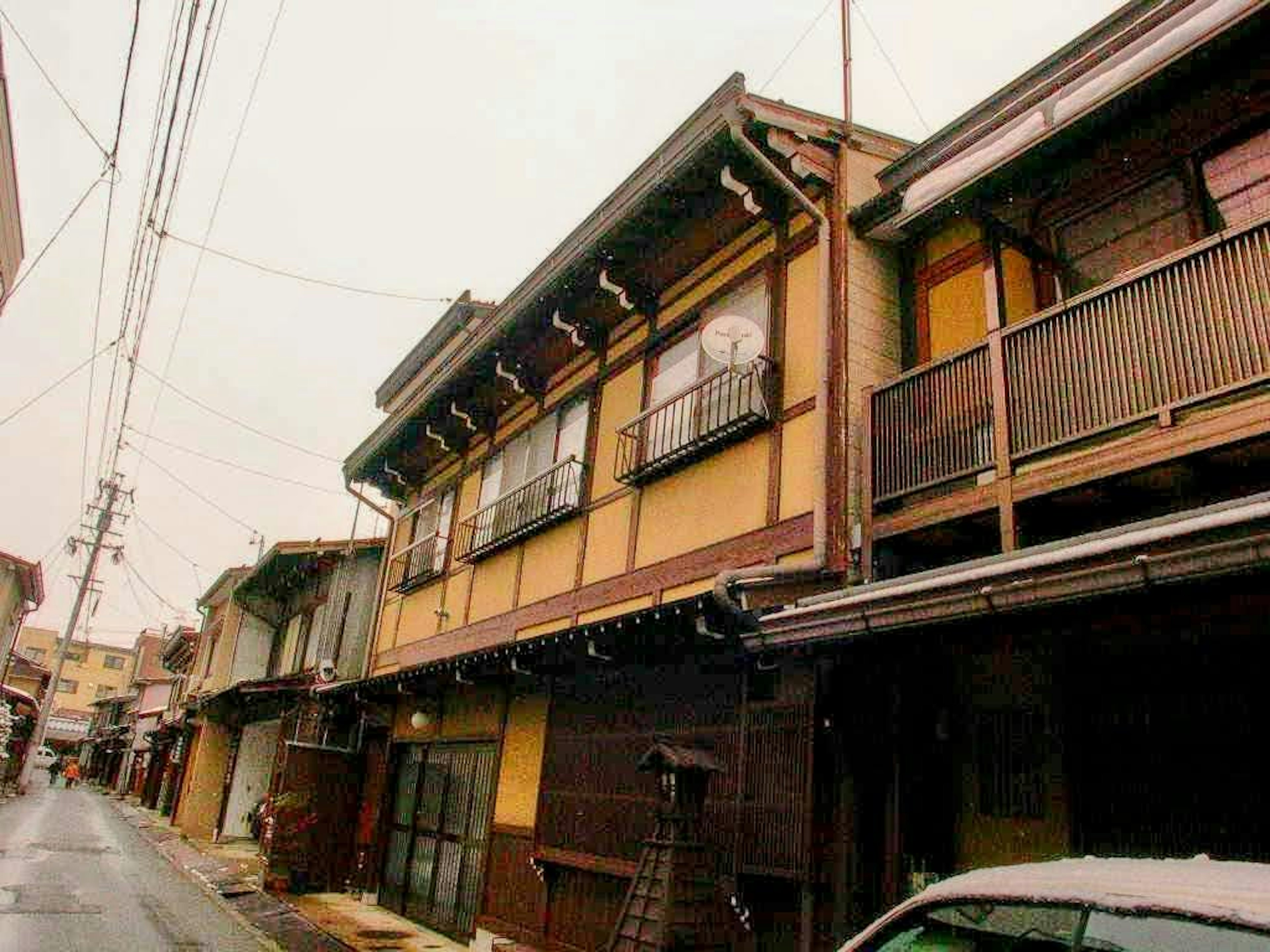 古い日本の家屋が並ぶ狭い通りの風景