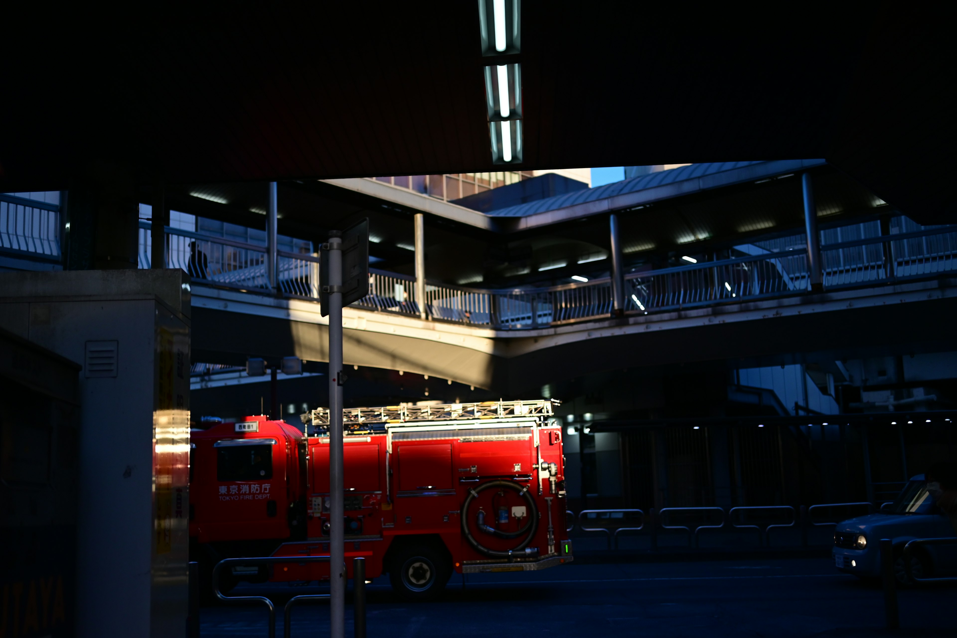 Escena urbana con un camión de bomberos rojo y estructuras modernas