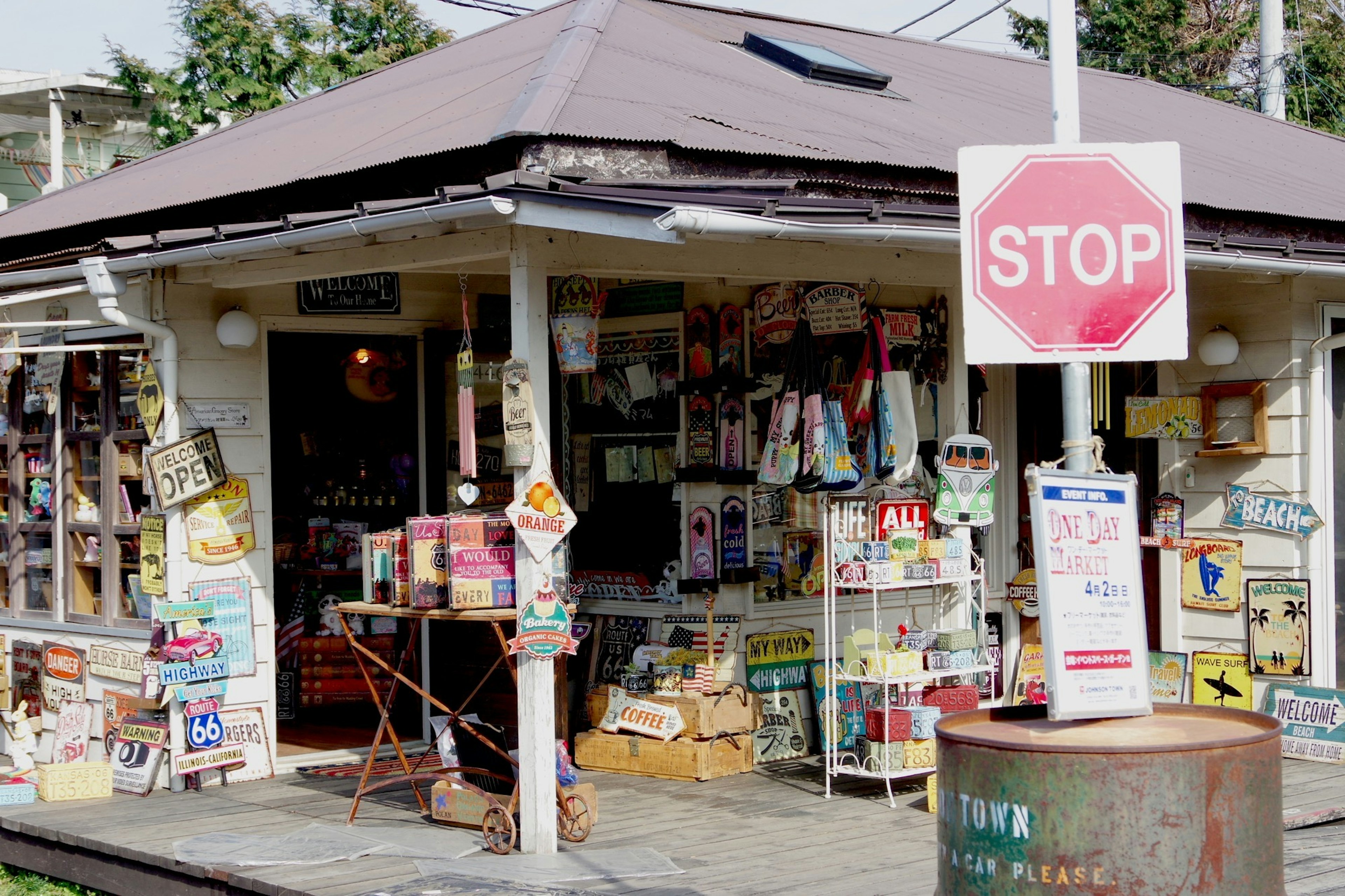 迷人的小商店外觀，帶有停止標誌和色彩繽紛的標誌及產品展示