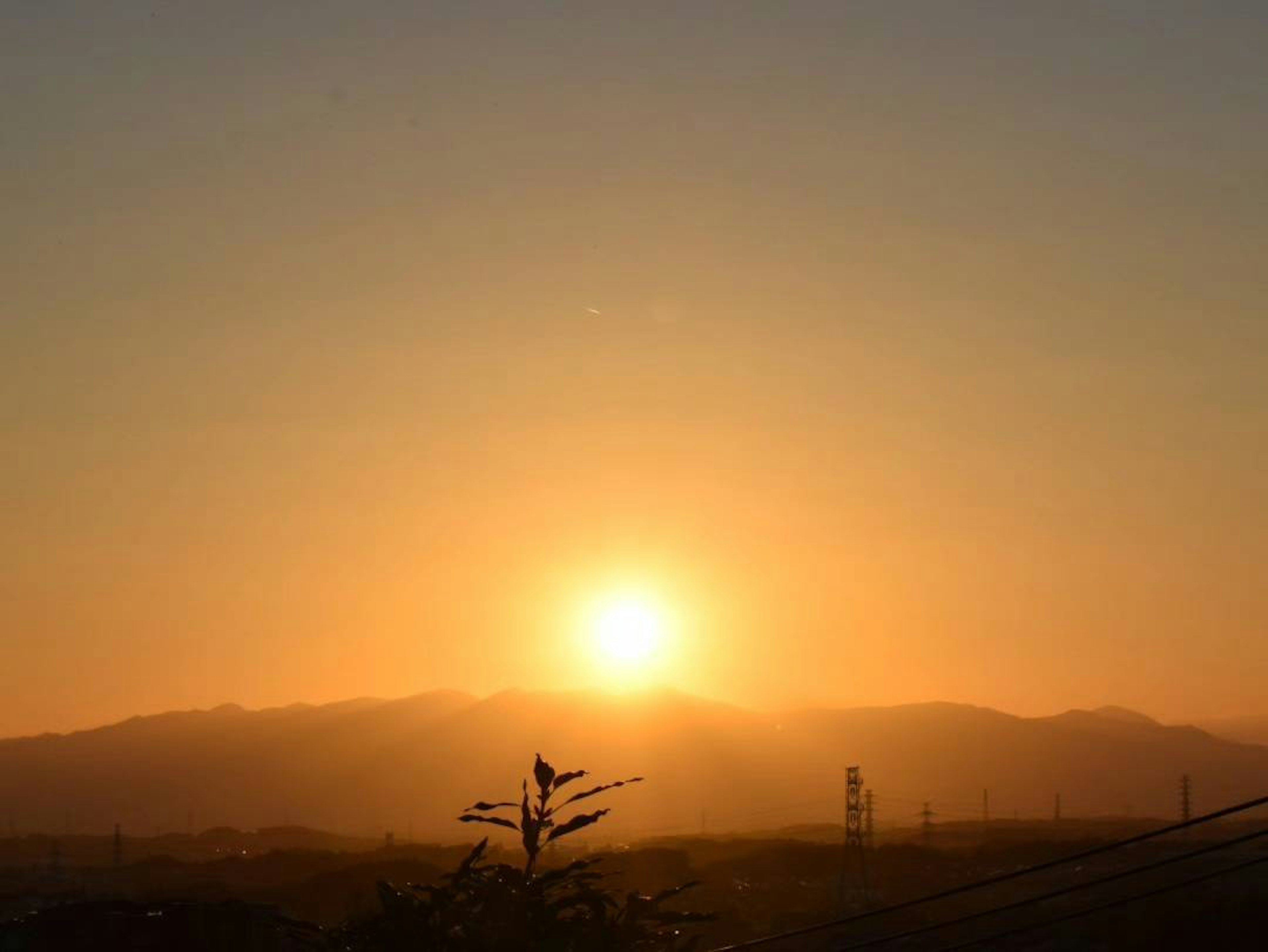 Pemandangan matahari terbenam yang indah di belakang gunung