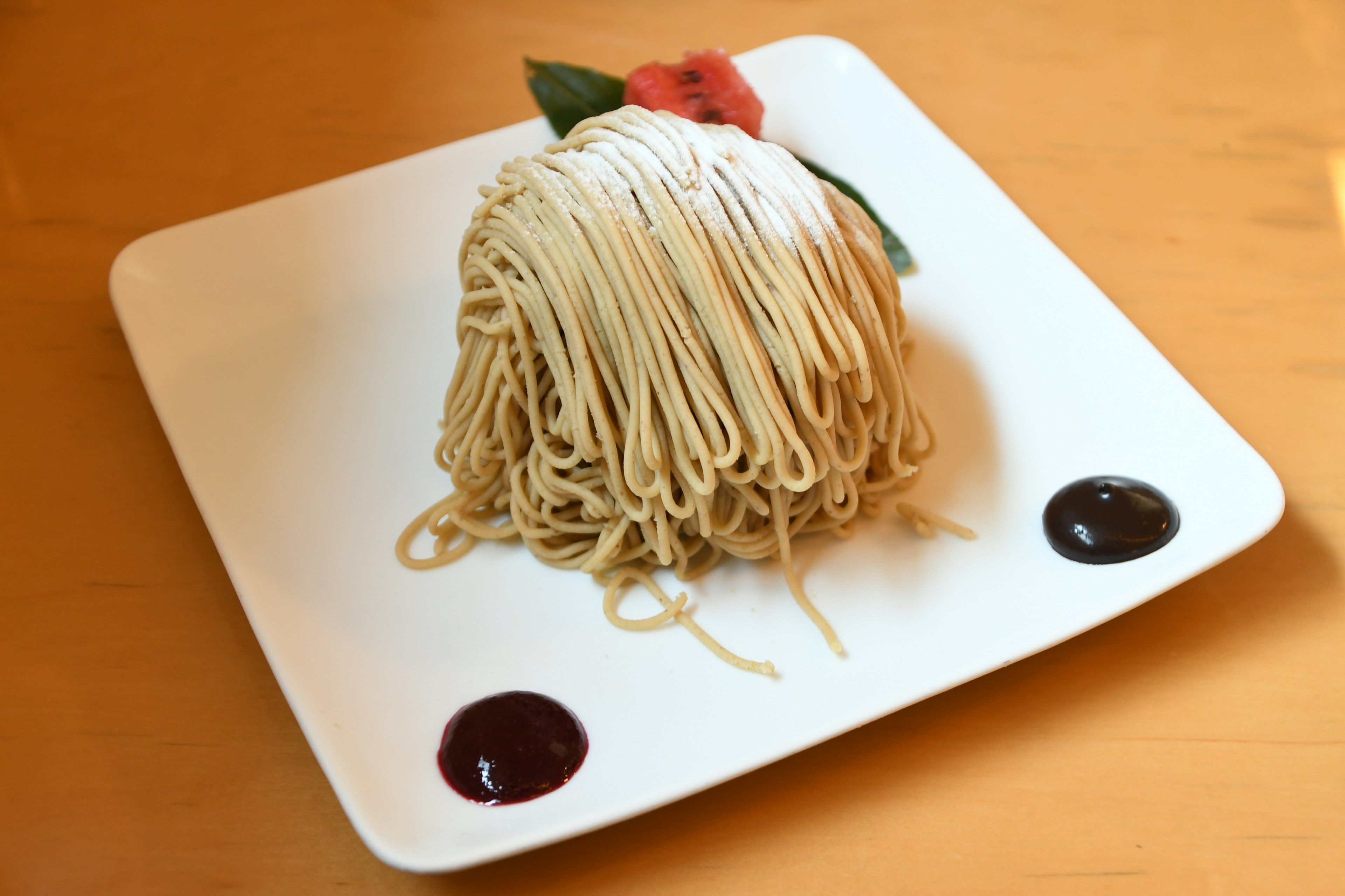 Teller mit Mont-Blanc-Pasta und Sauce