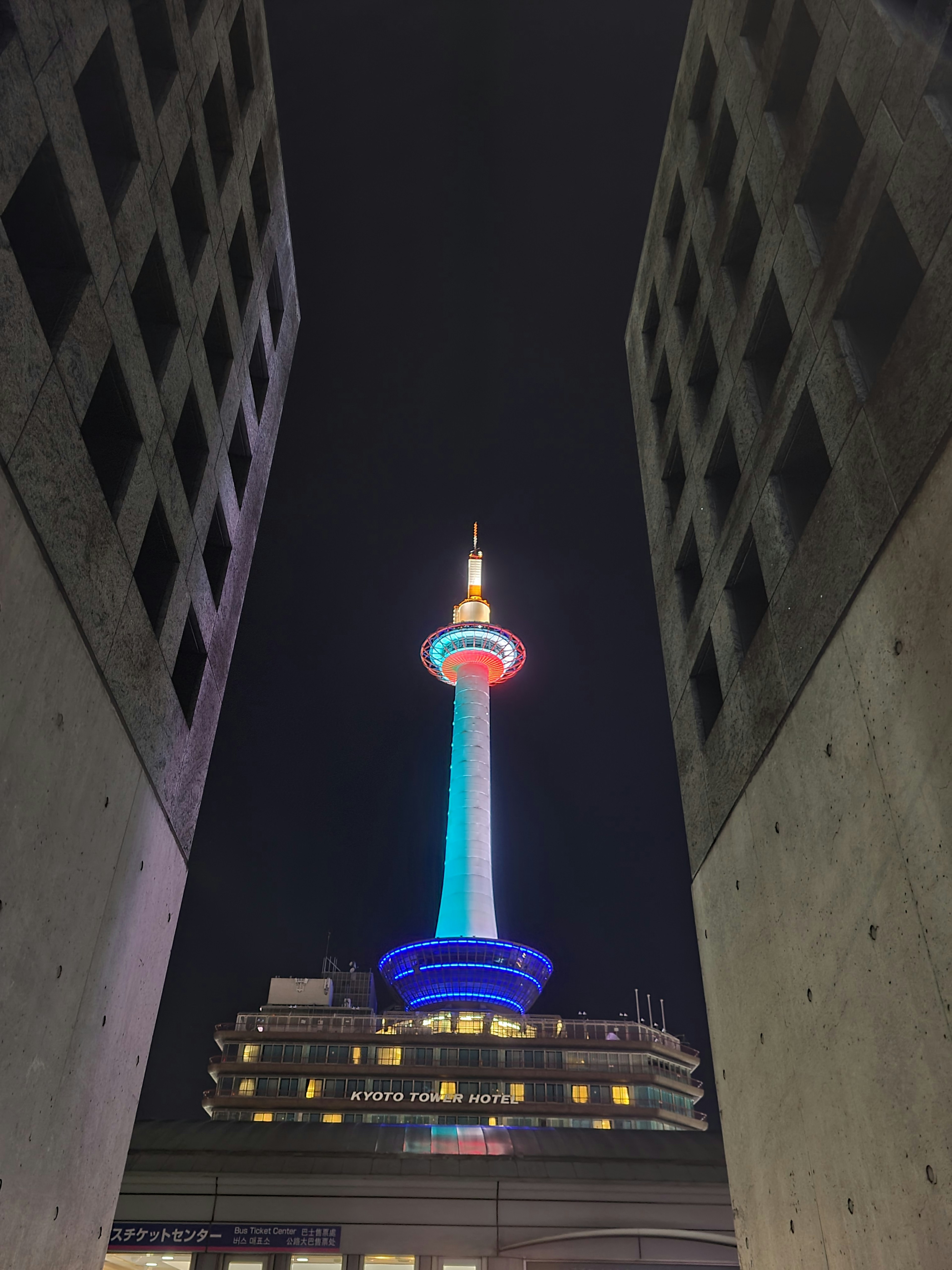 Beleuchteter CN Tower in einer nächtlichen Stadtlandschaft