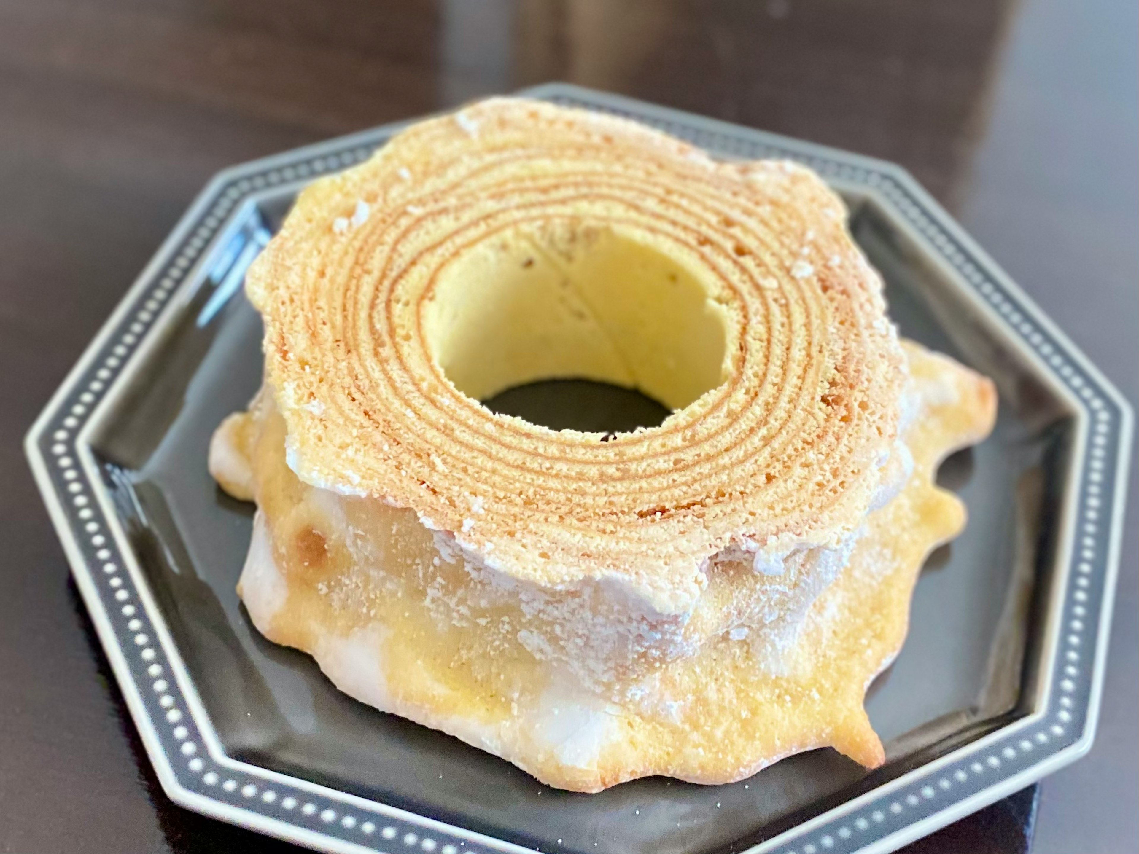 Baumkuchen su un piatto decorativo