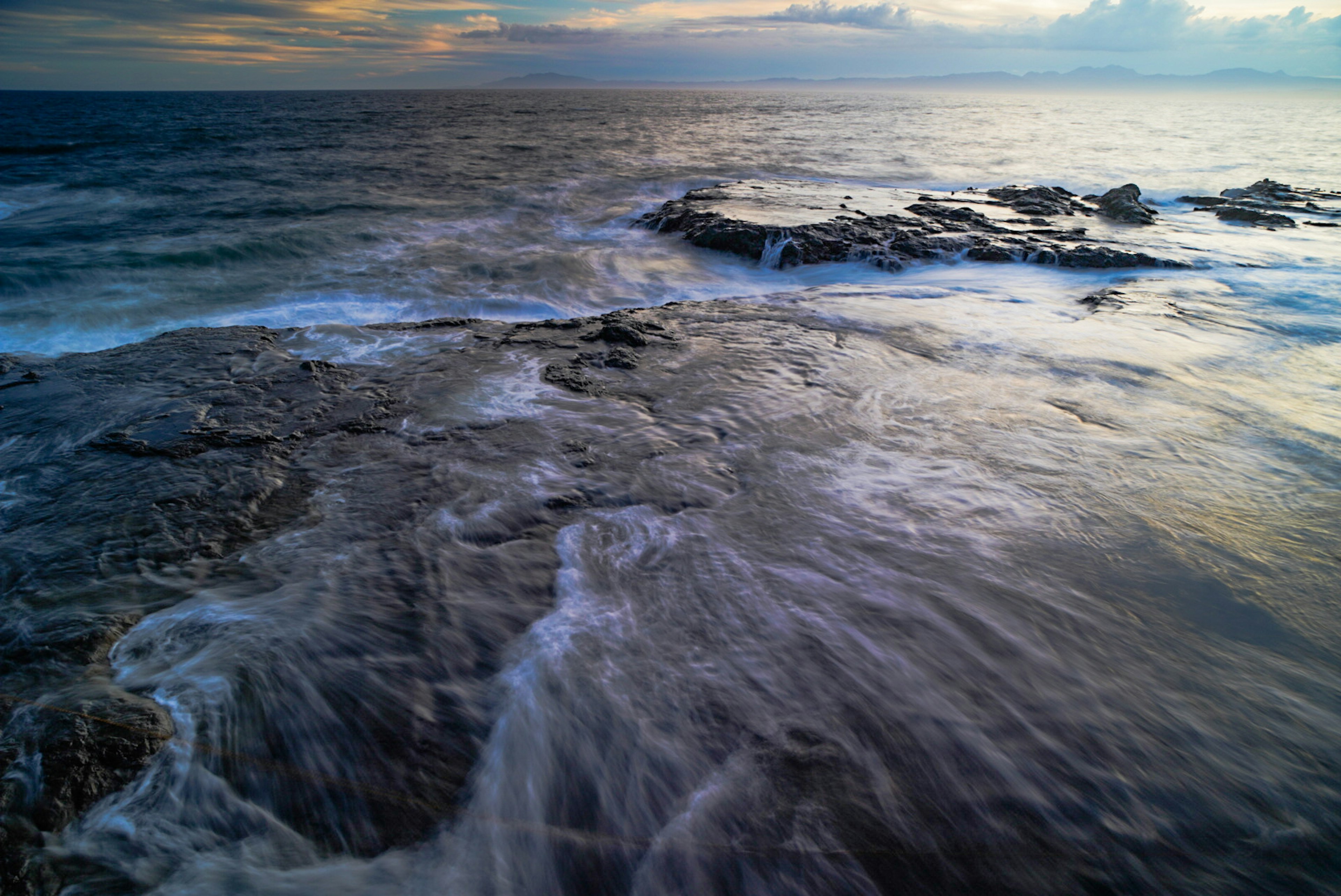 海の波が岩に打ち寄せる風景