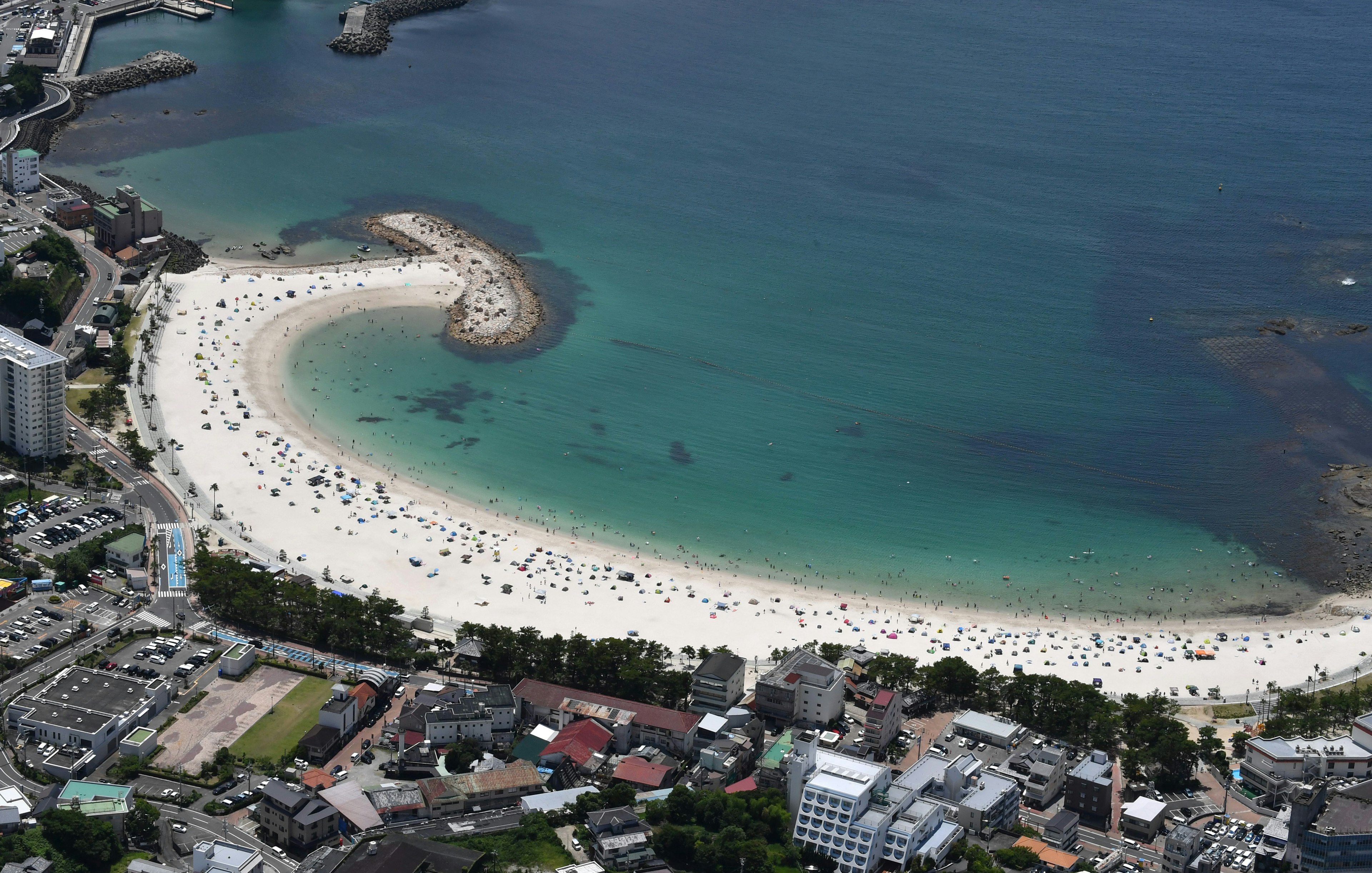 มุมมองทางอากาศของชายหาดที่สวยงามมีทรายขาวและน้ำสีเขียวมรกต