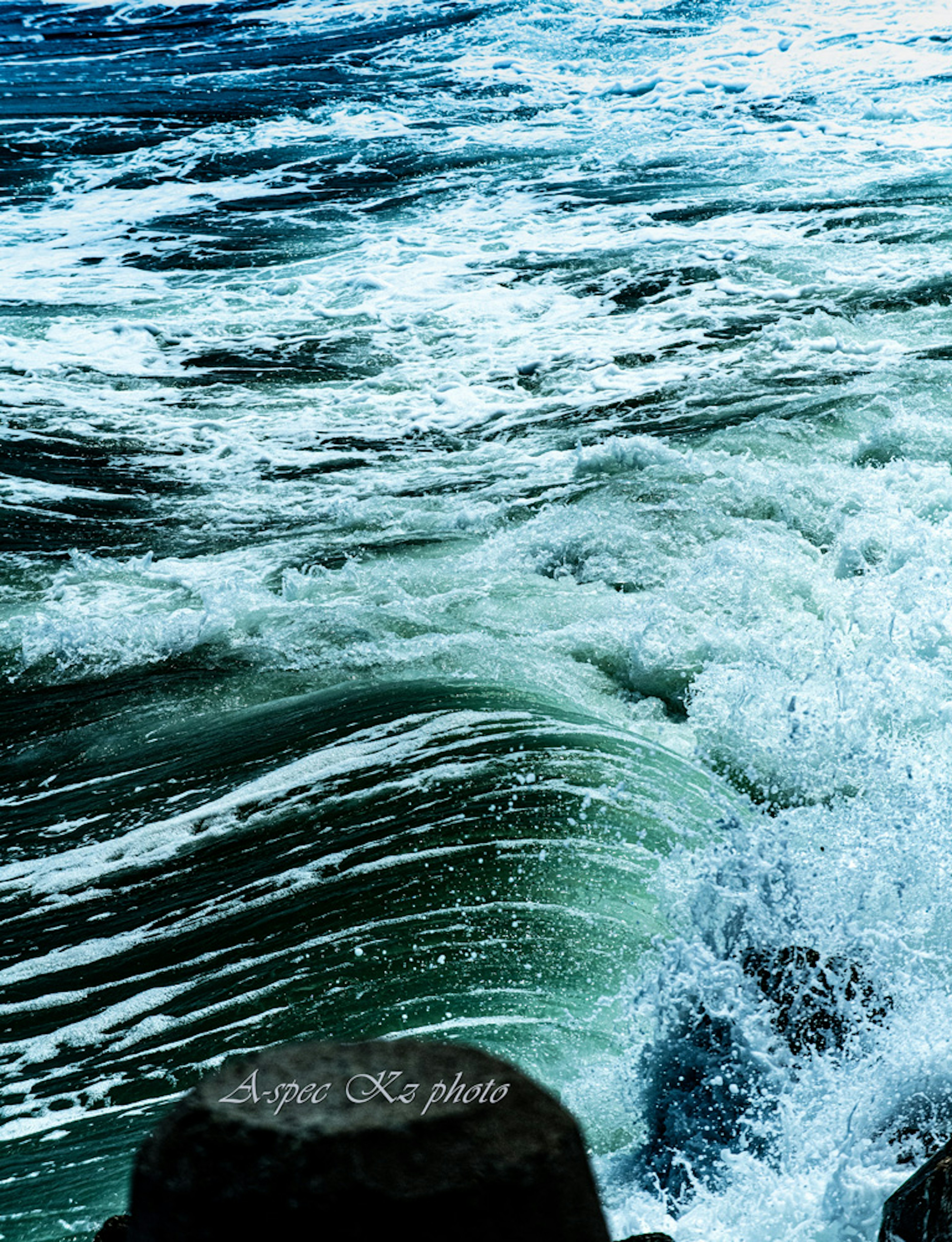 Des vagues se brisant contre des rochers dans un océan bleu