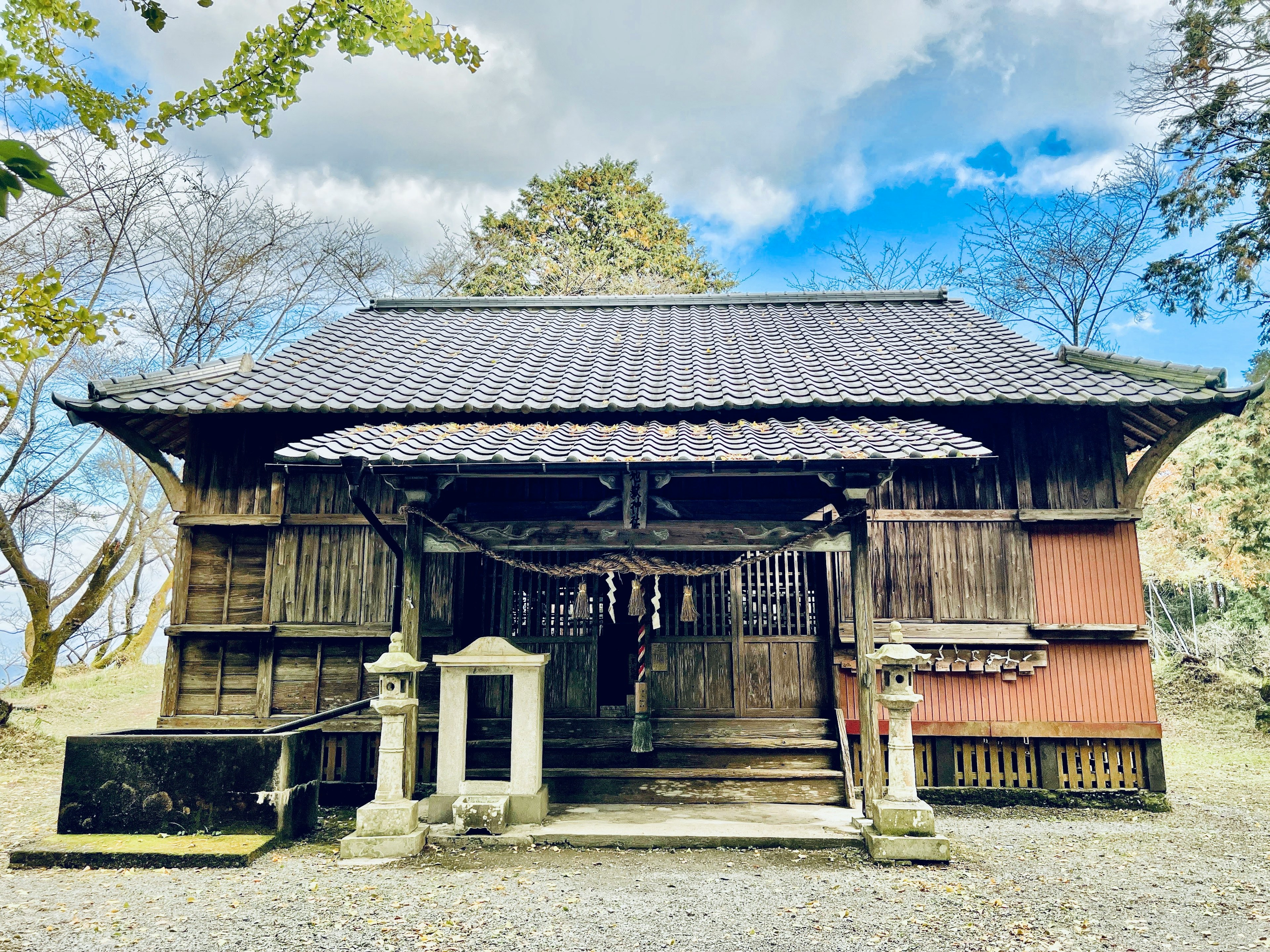 Eksterior kuil Jepang kuno, struktur kayu, atap genteng, dekorasi simbolis kuil