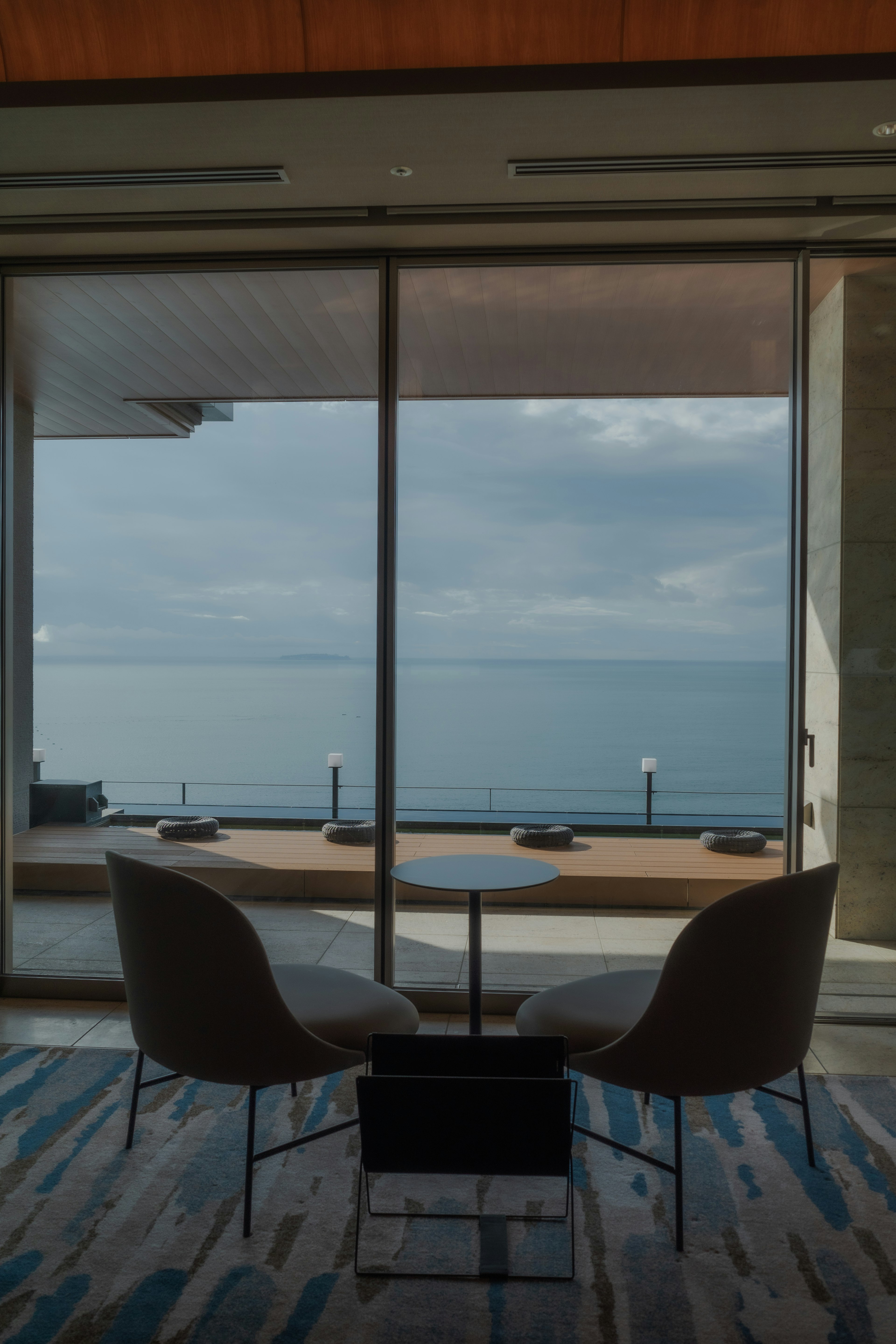 Modernes Interieur mit Stühlen und Tisch mit Blick auf das Meer