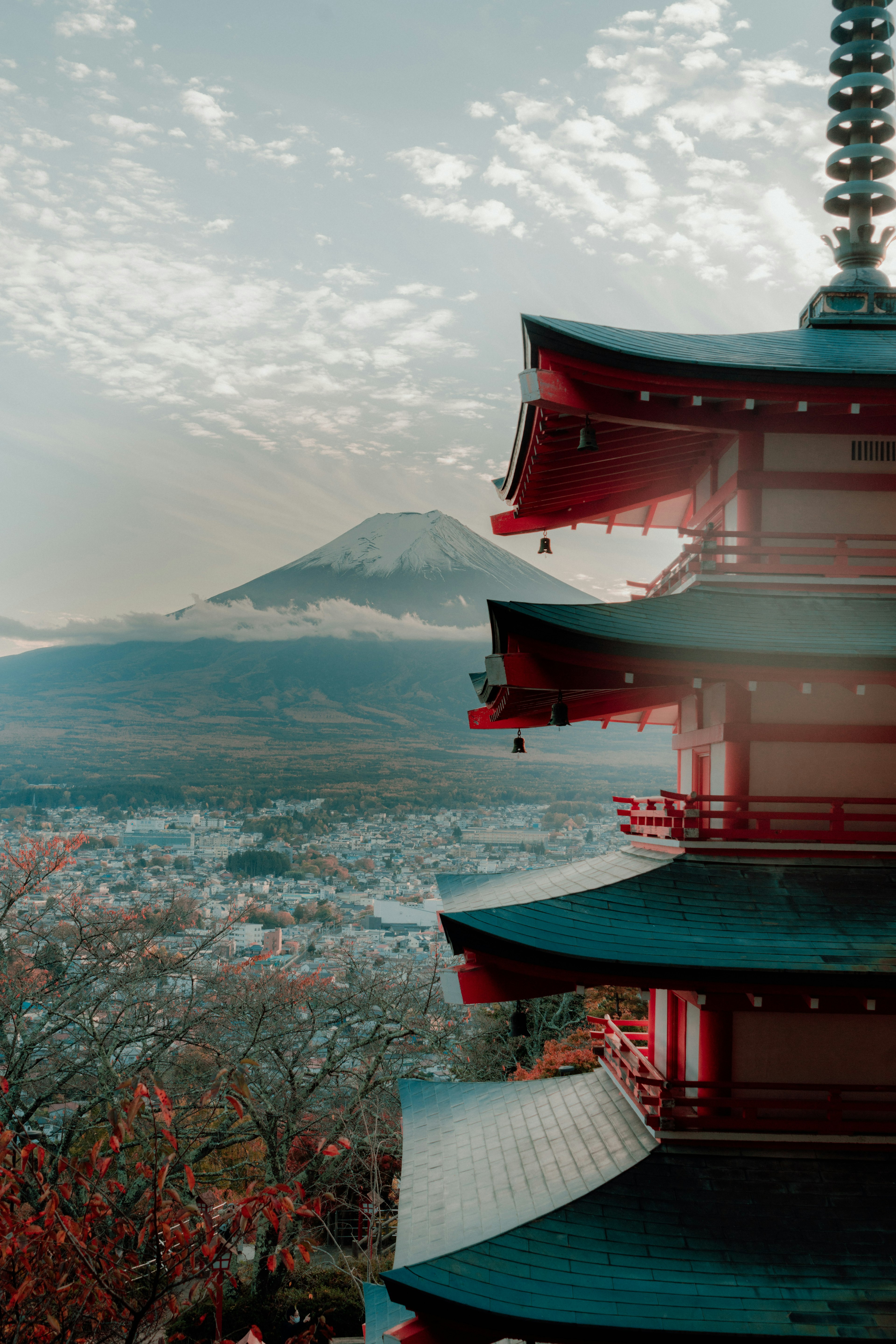 红色五层宝塔与富士山背景