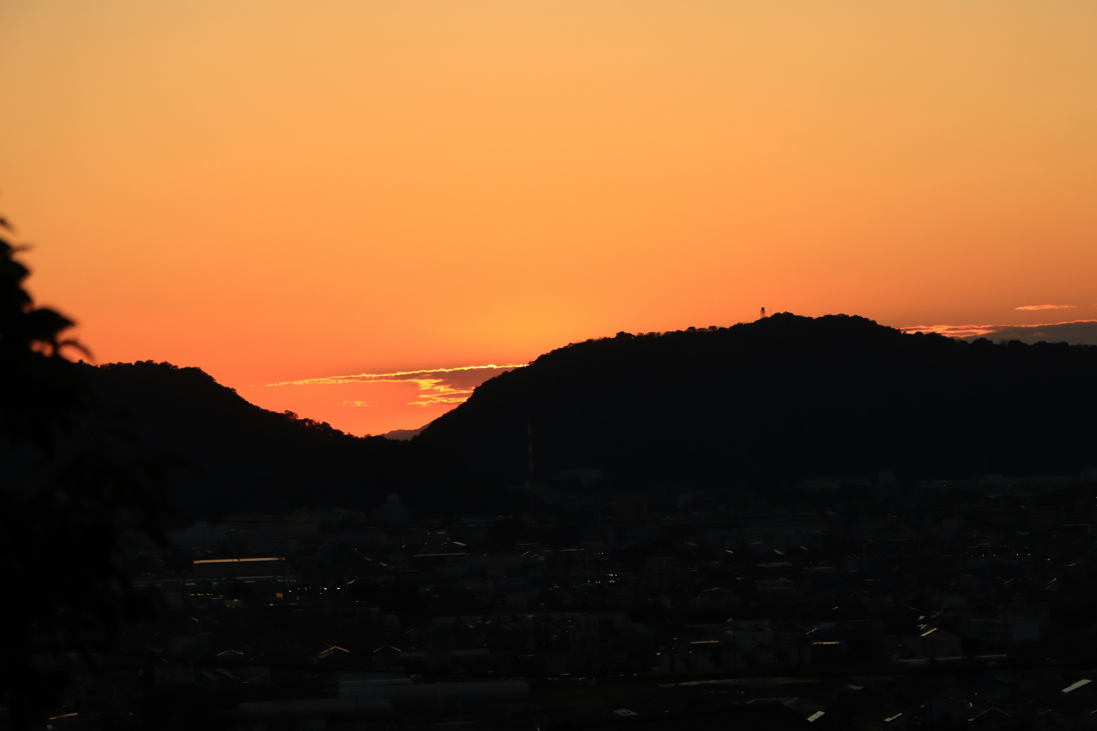 Bellissimo paesaggio al tramonto con silhouette di montagne