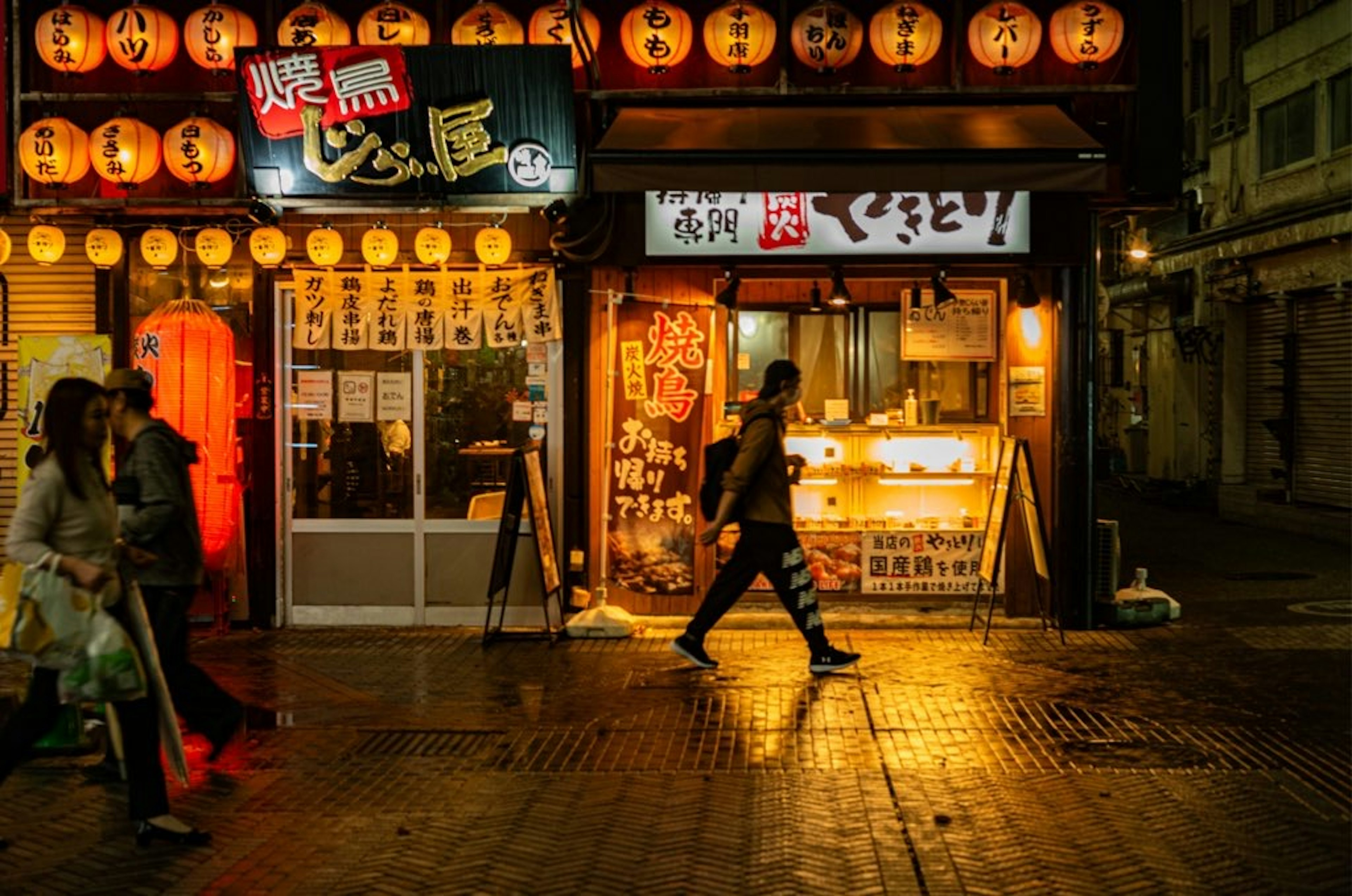 夜の街並みにある日本の居酒屋の外観と提灯