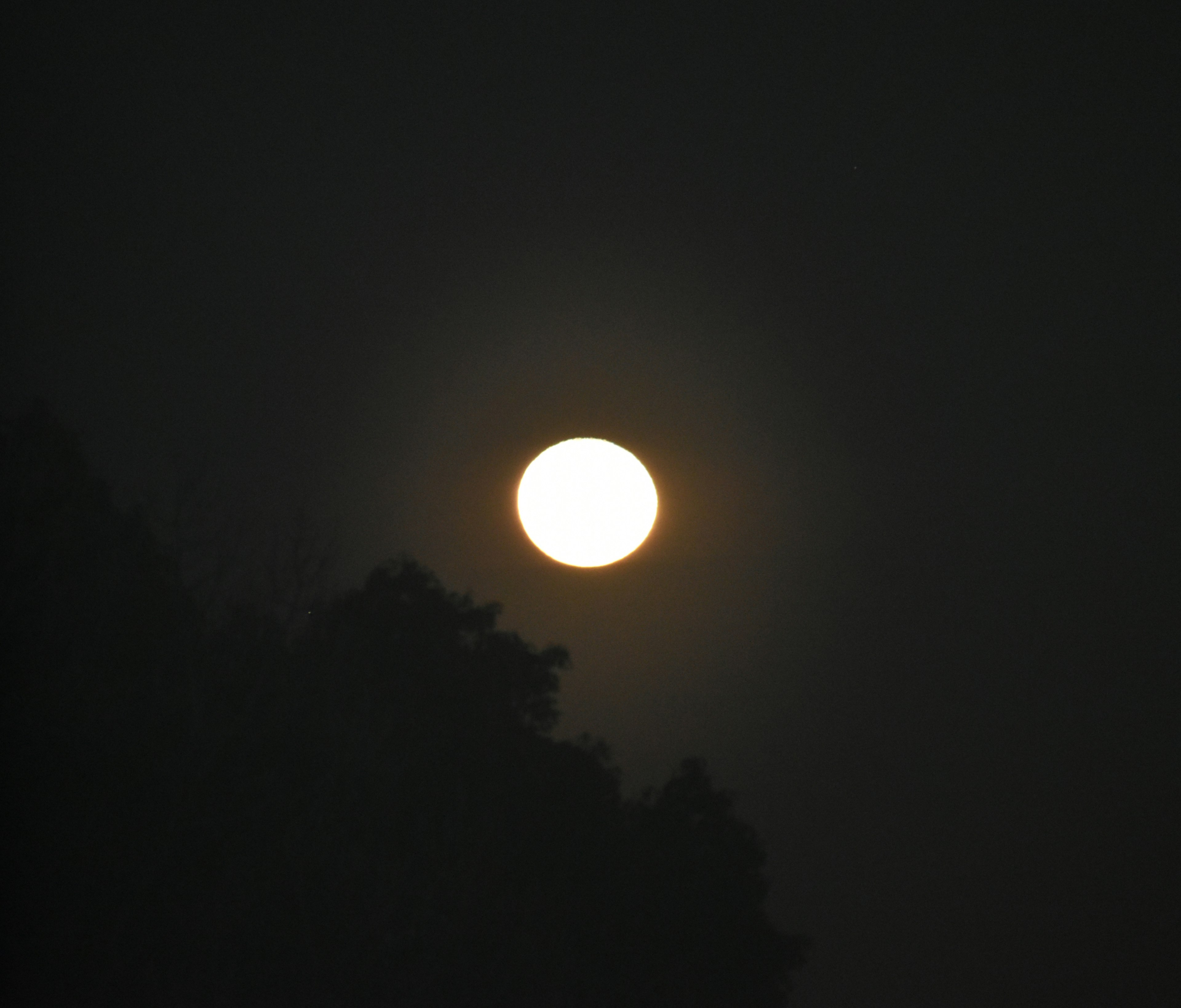 Lune brillante flottant dans un ciel sombre