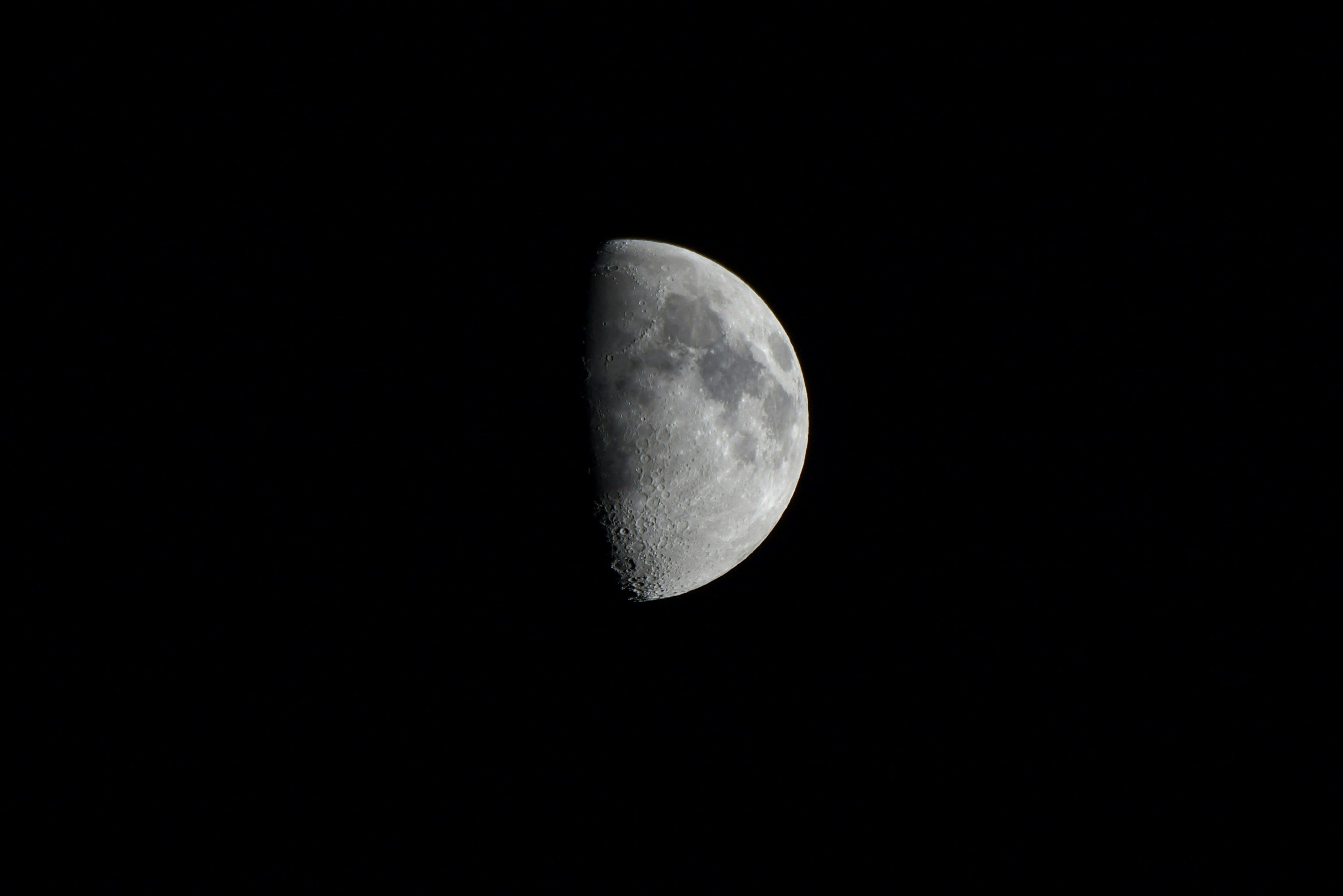 Hermosa media luna flotando en el cielo nocturno