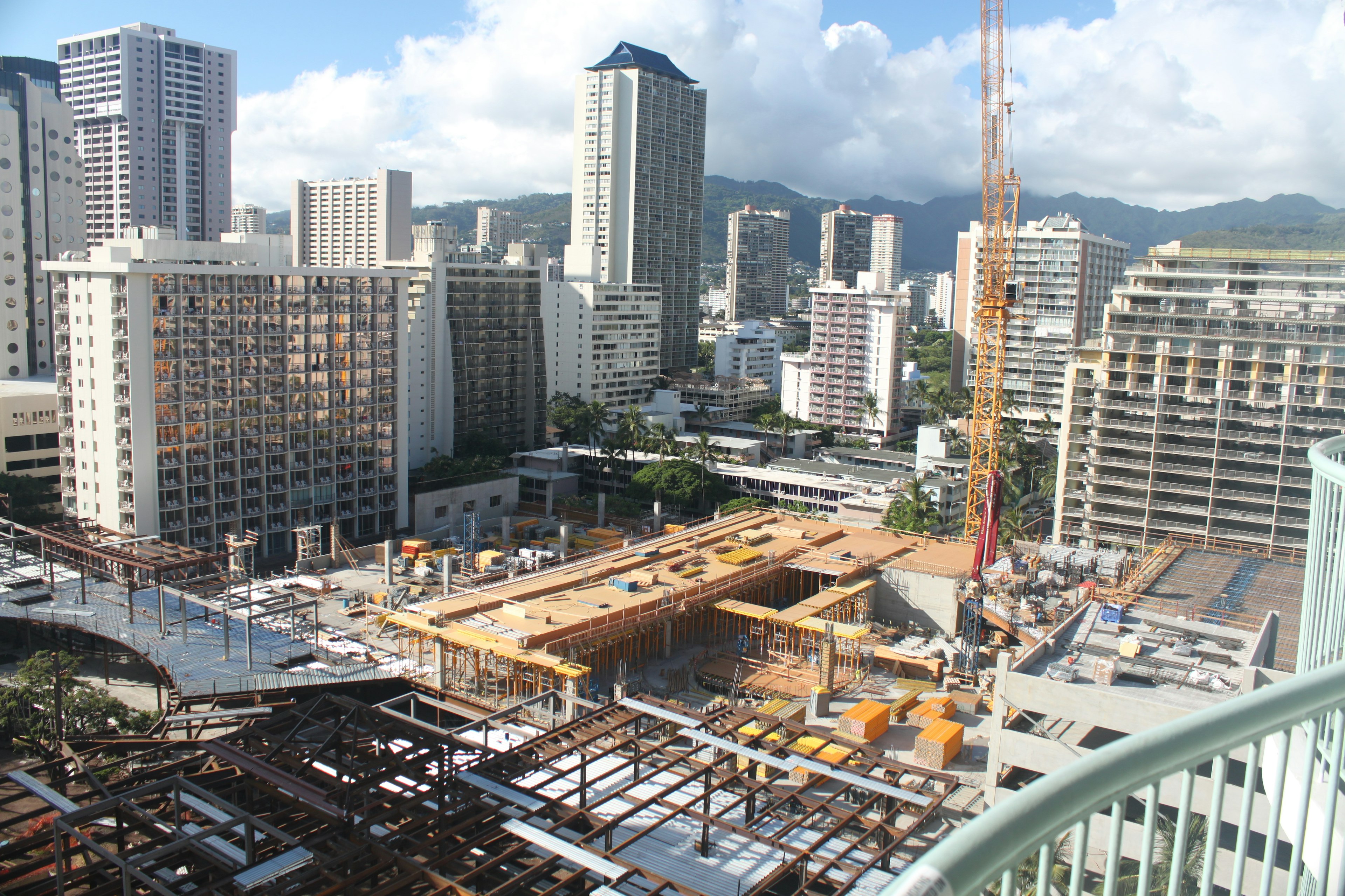 Vista della città con un cantiere e grattacieli circostanti