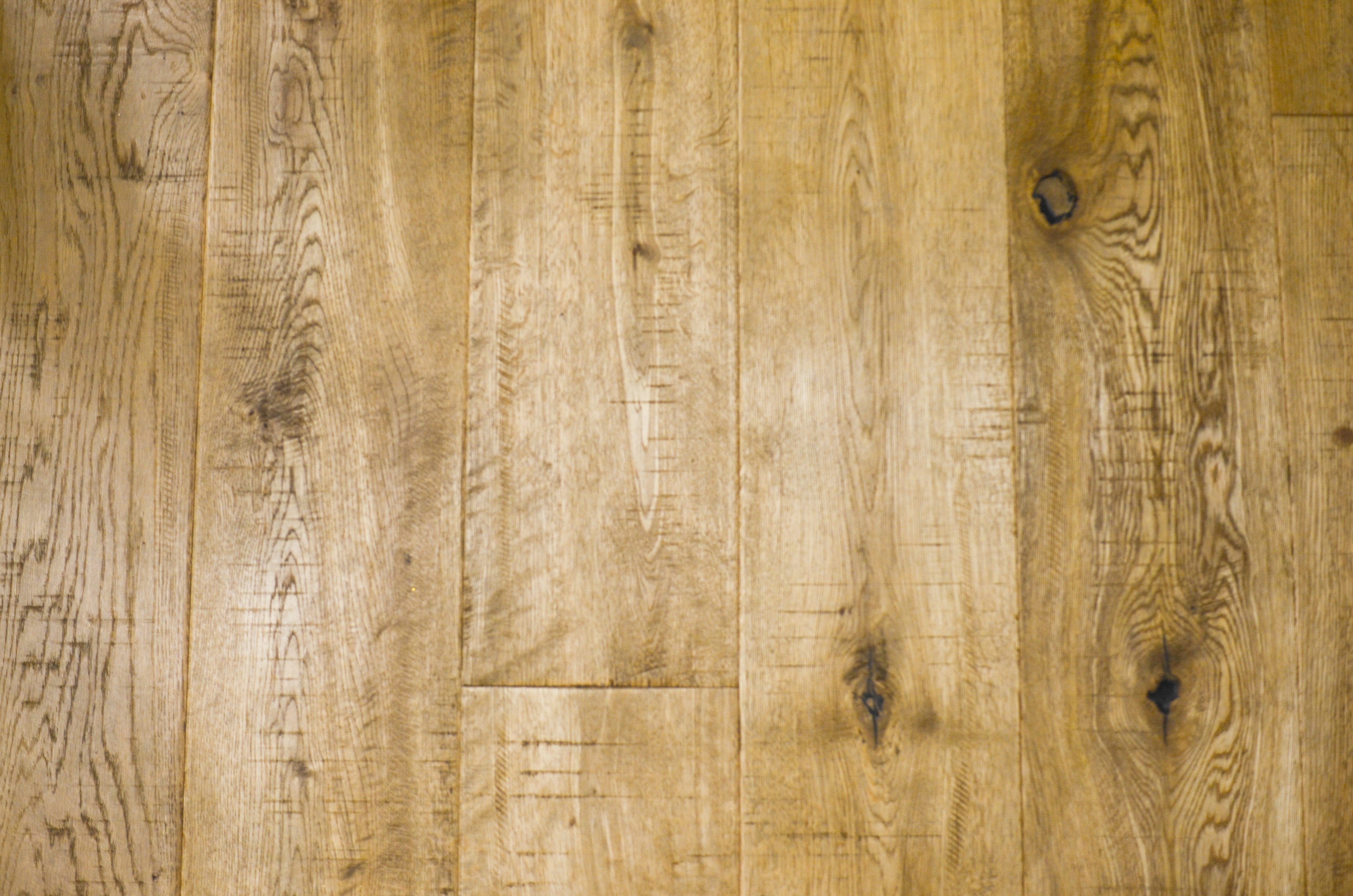 Parquet en bois clair avec des motifs de grain visibles