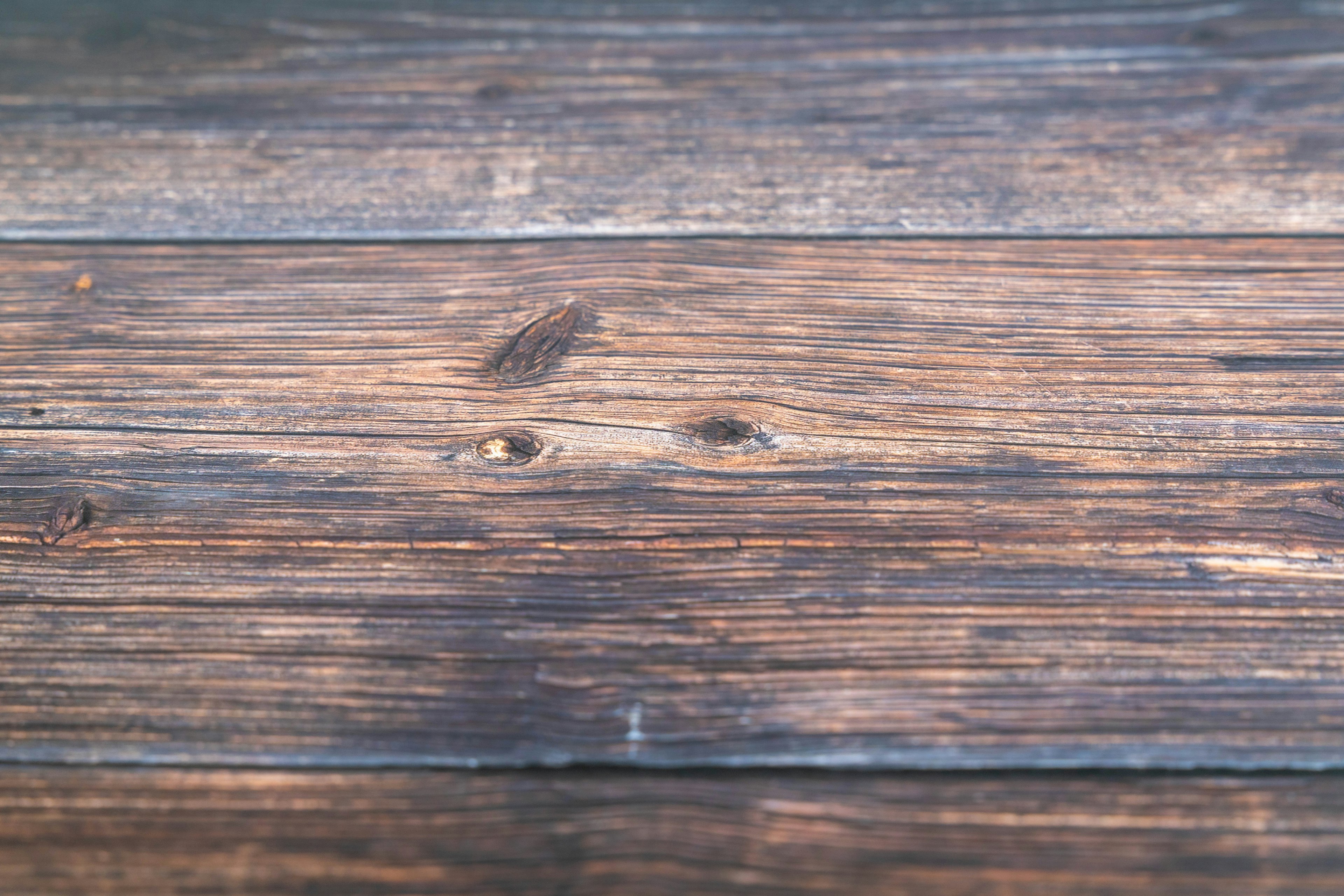 Primo piano di una superficie in legno rustico con venature naturali