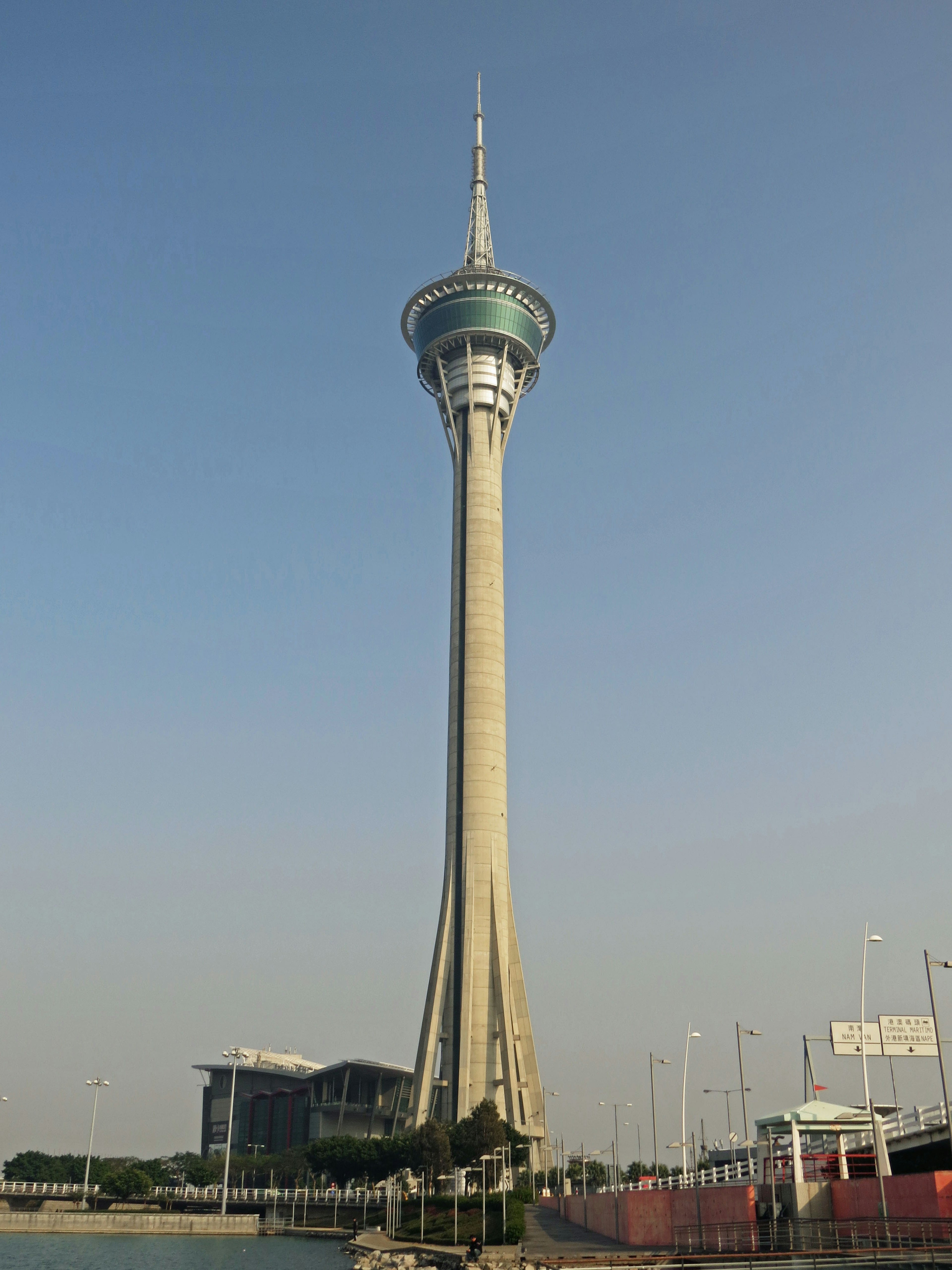 Hohe Struktur des Stratosphere Towers in Las Vegas unter einem blauen Himmel