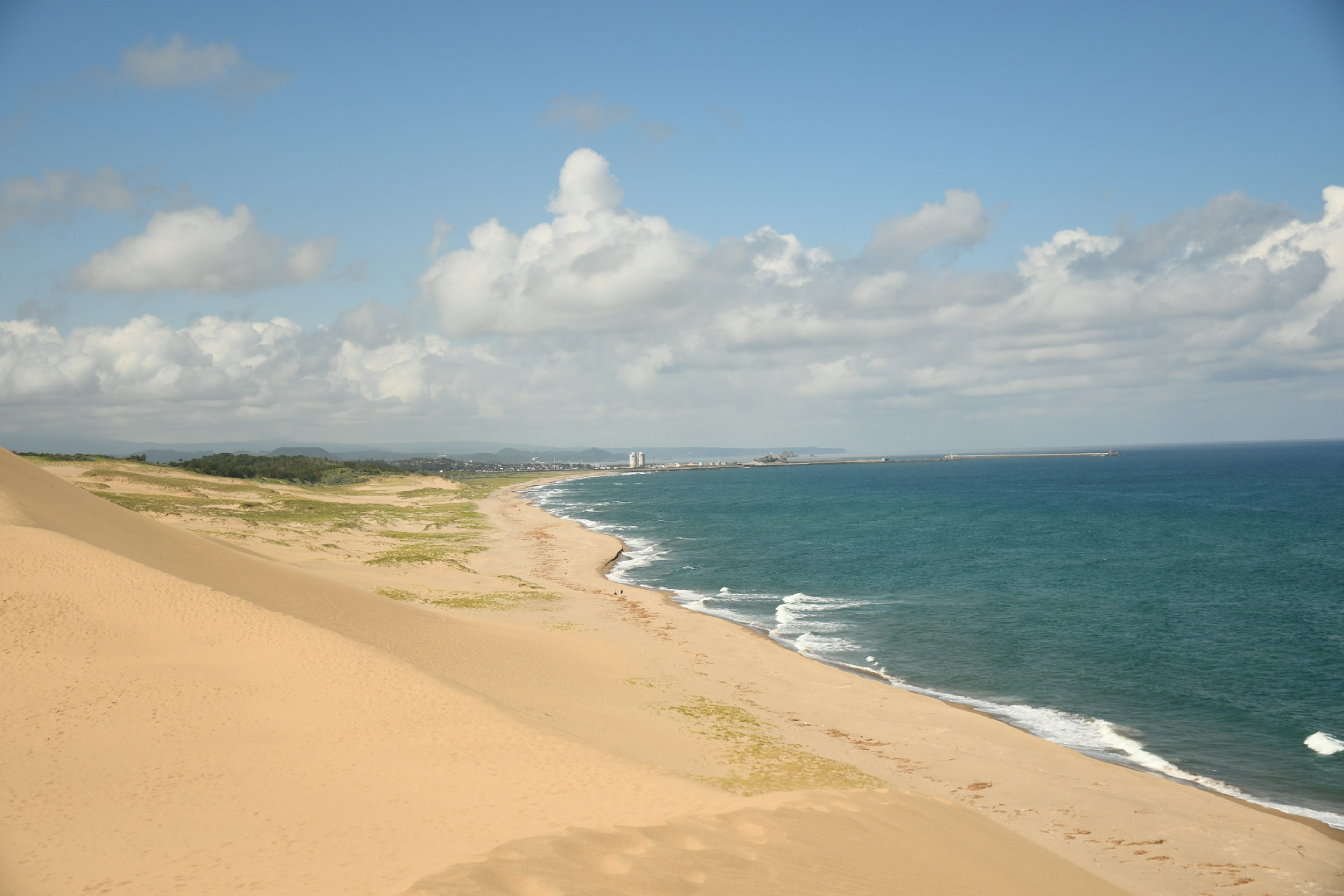 Pemandangan pantai yang indah dengan lautan biru dan pantai berpasir