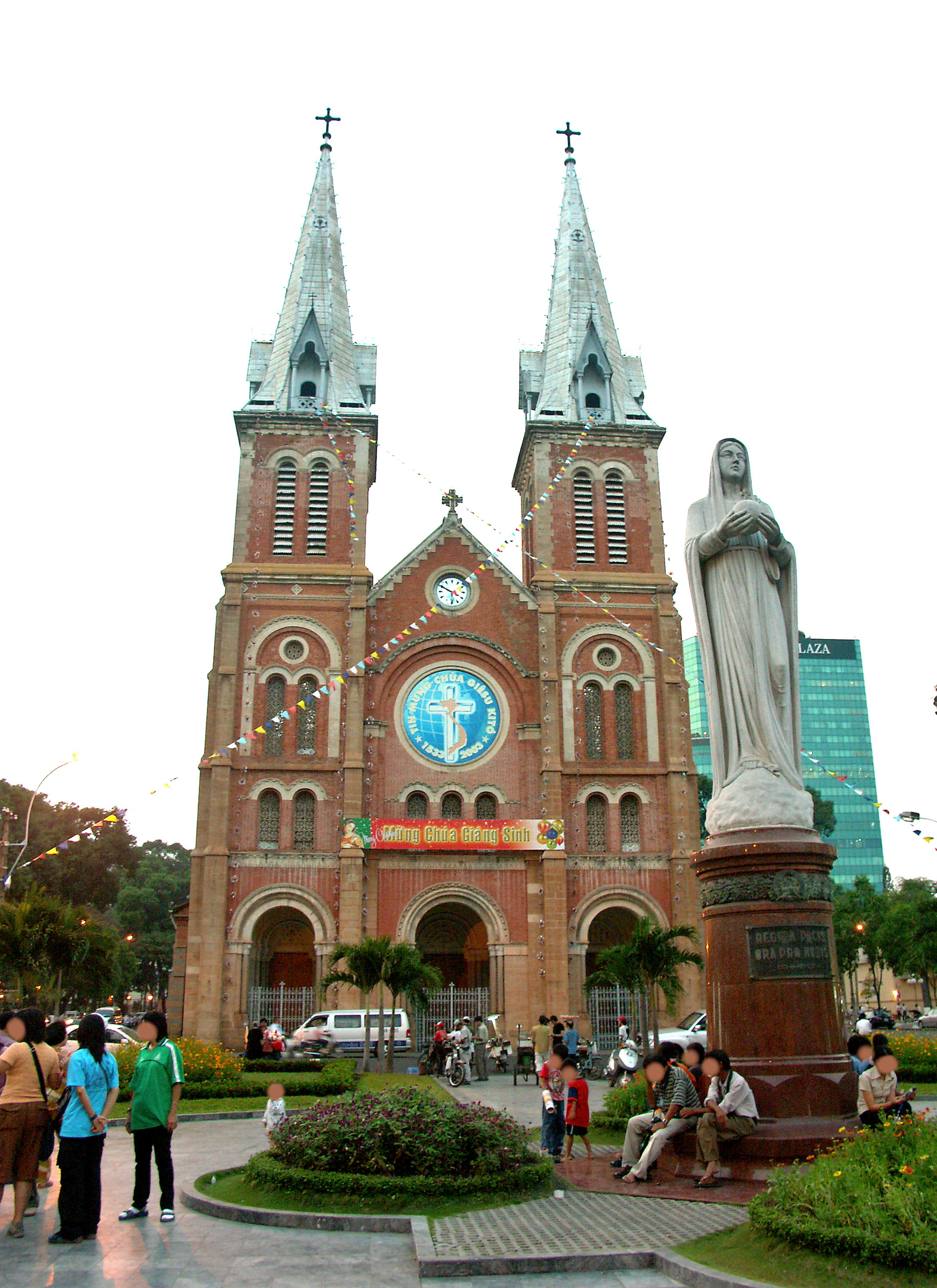 Extérieur de la cathédrale de Saïgon avec des visiteurs