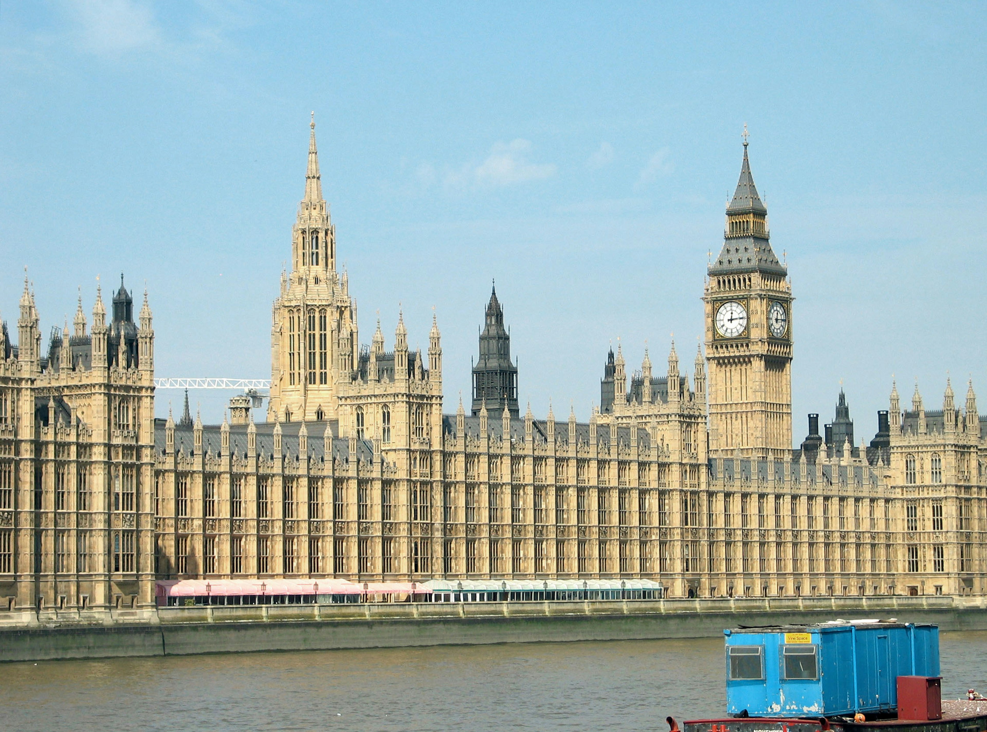 Pemandangan megah Big Ben dan Gedung Parlemen di London