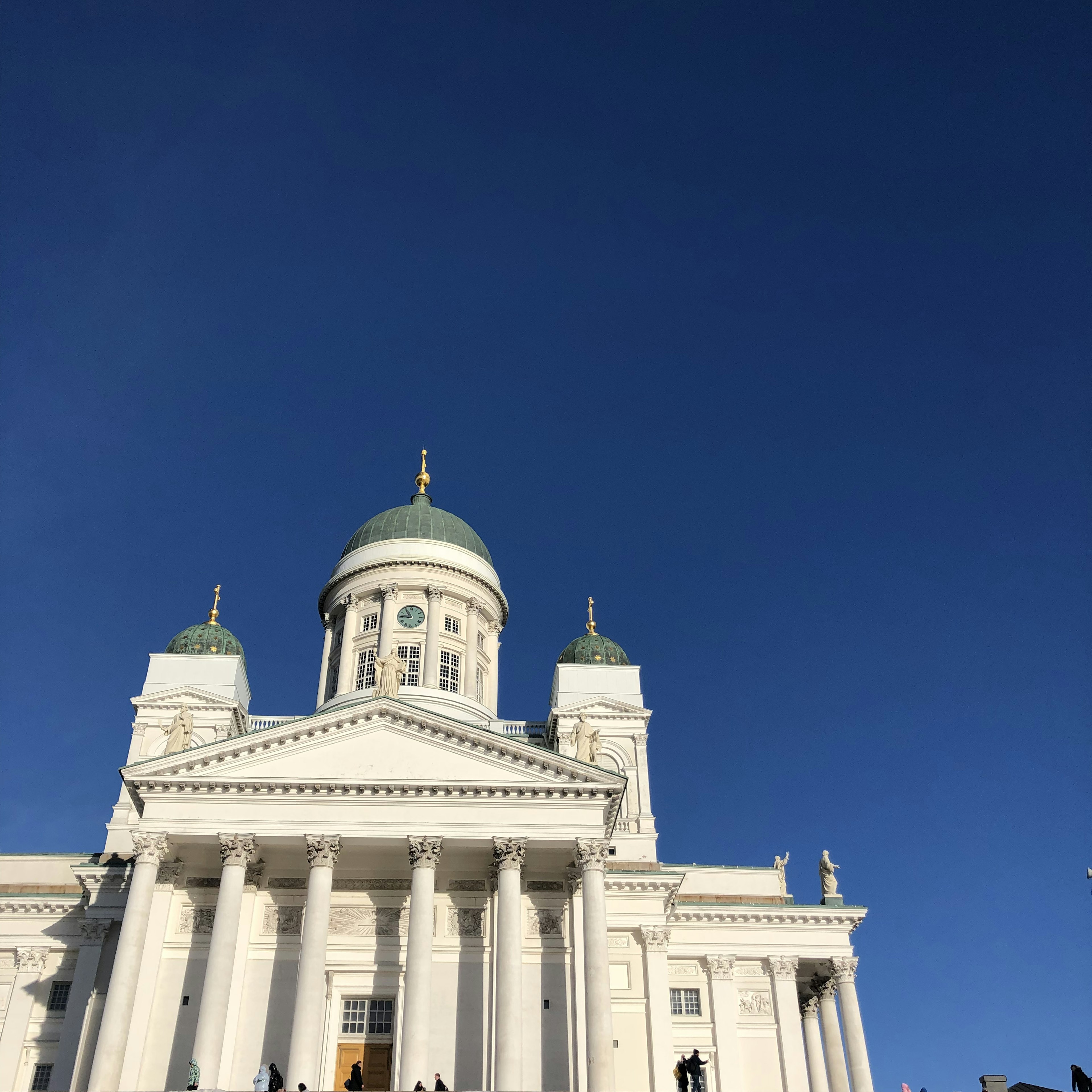 Mặt tiền trắng của Nhà thờ Helsinki dưới bầu trời xanh