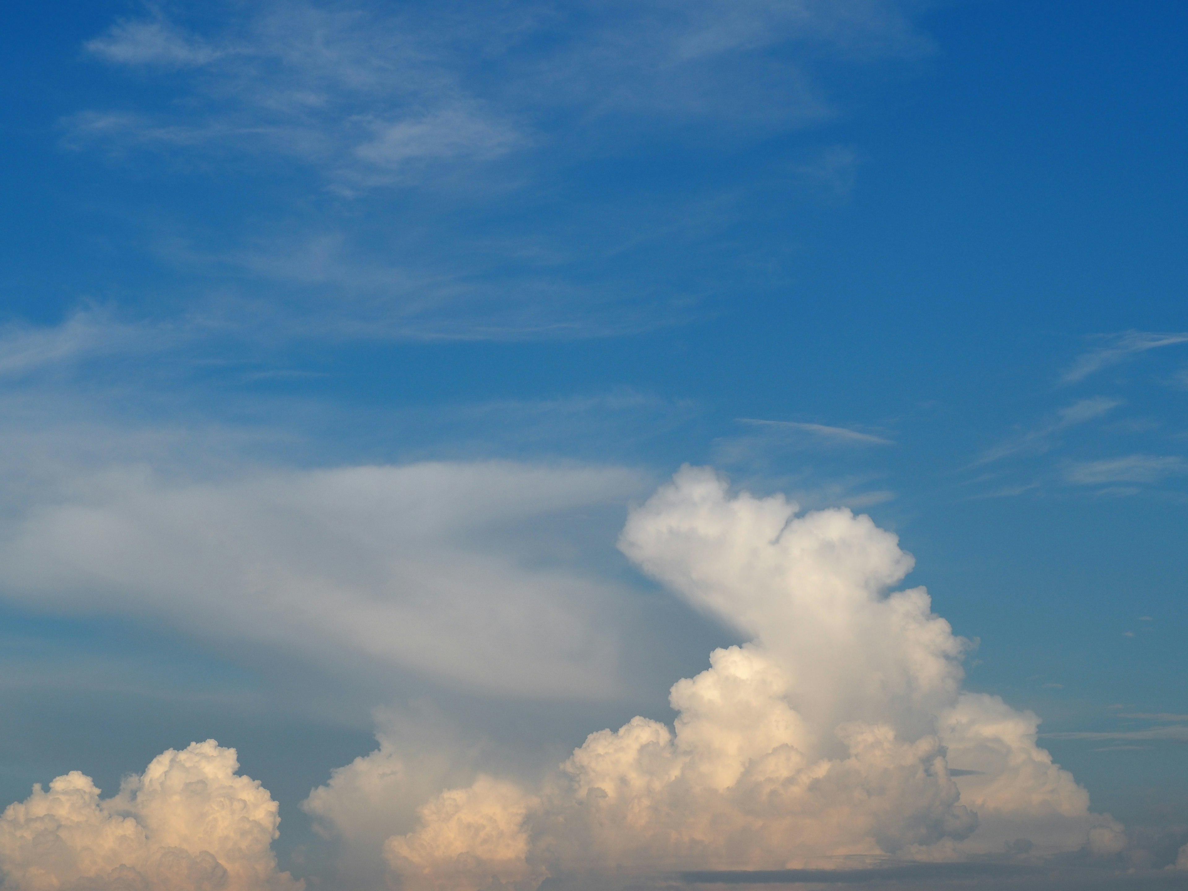 Un paesaggio con nuvole bianche contro un cielo blu