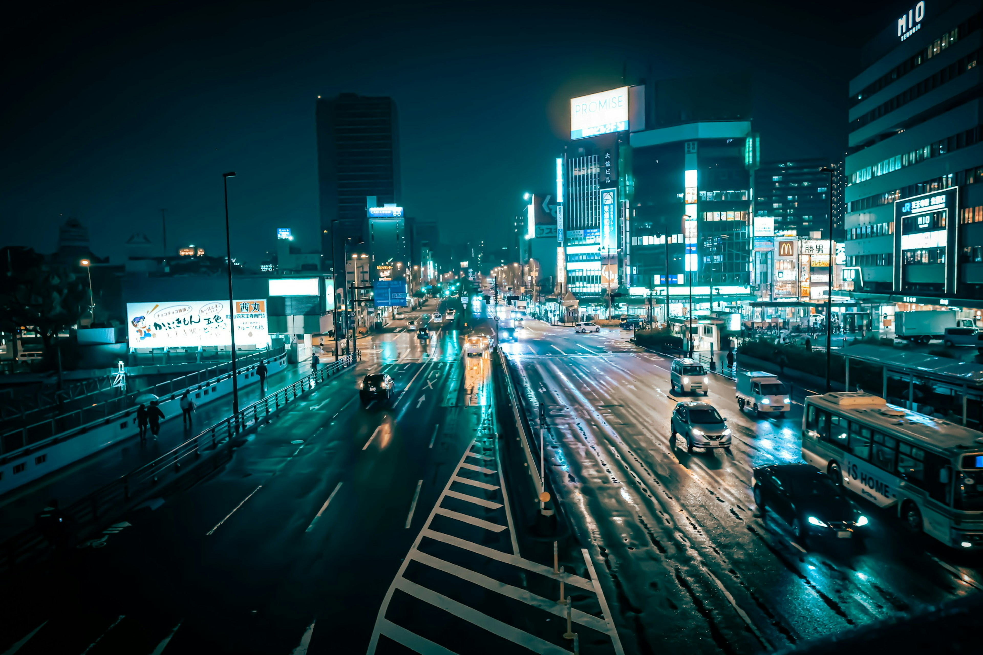 夜の都市風景 車が通る通り 明るいネオンの看板